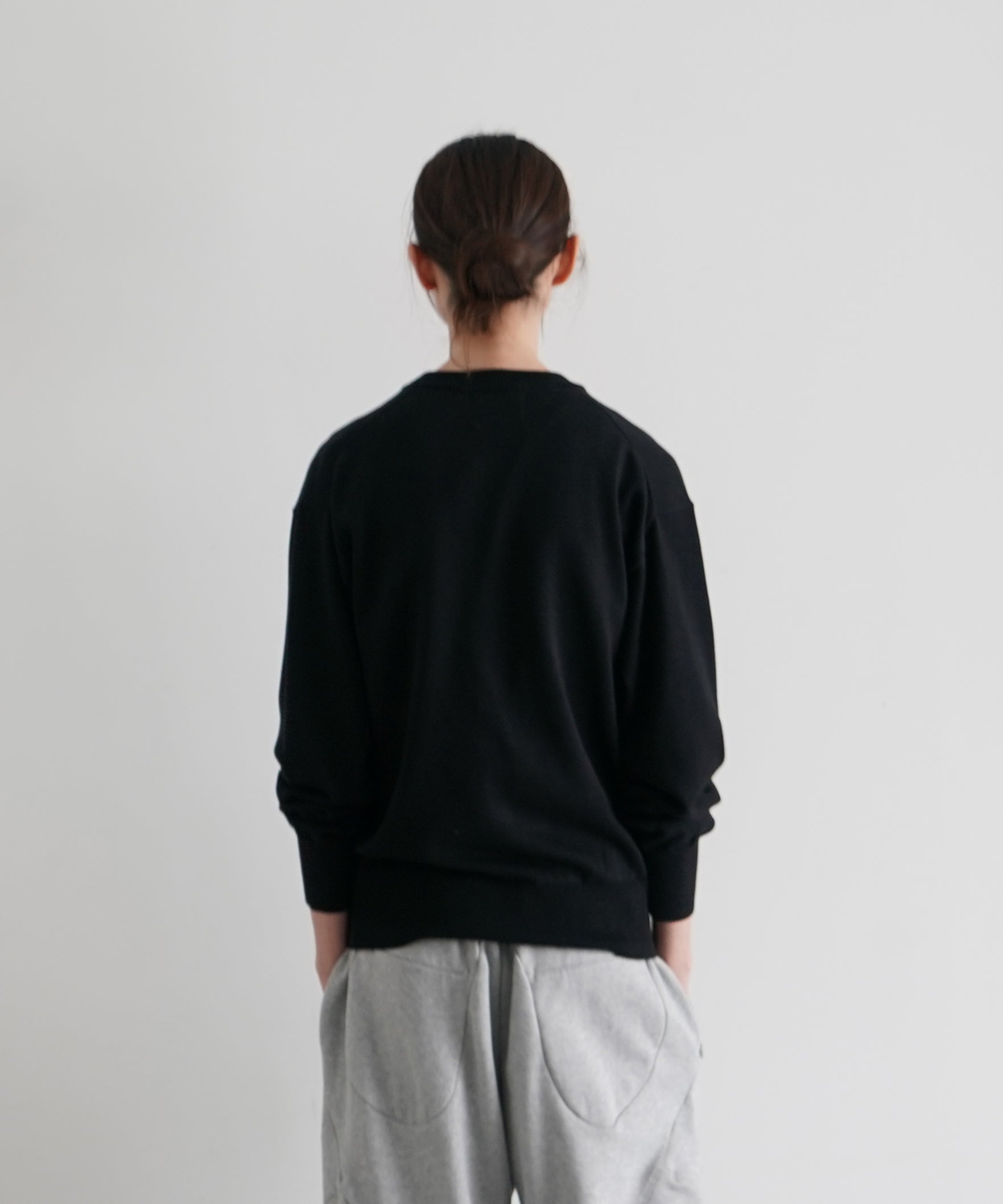 KAIKO V neck sweater "BLACK"
