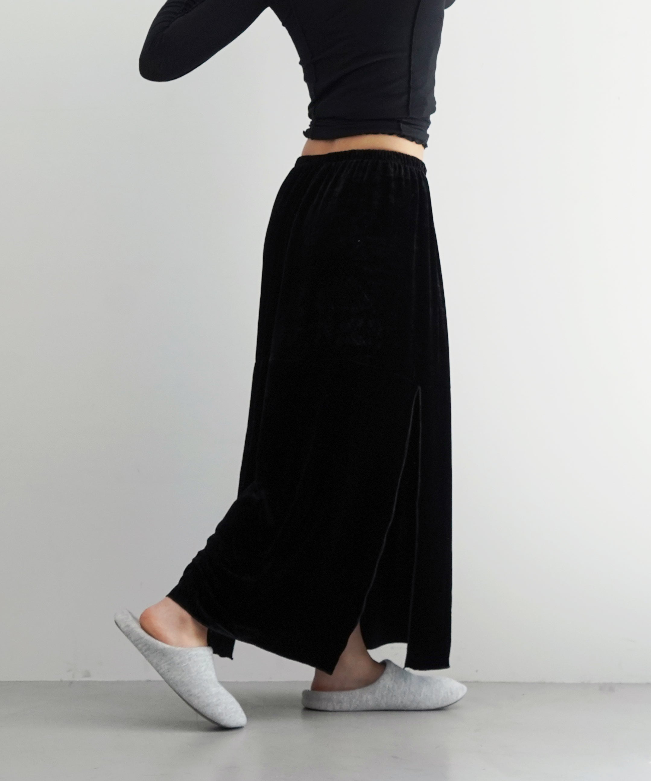 Baserange Olin skirt "BLACK"