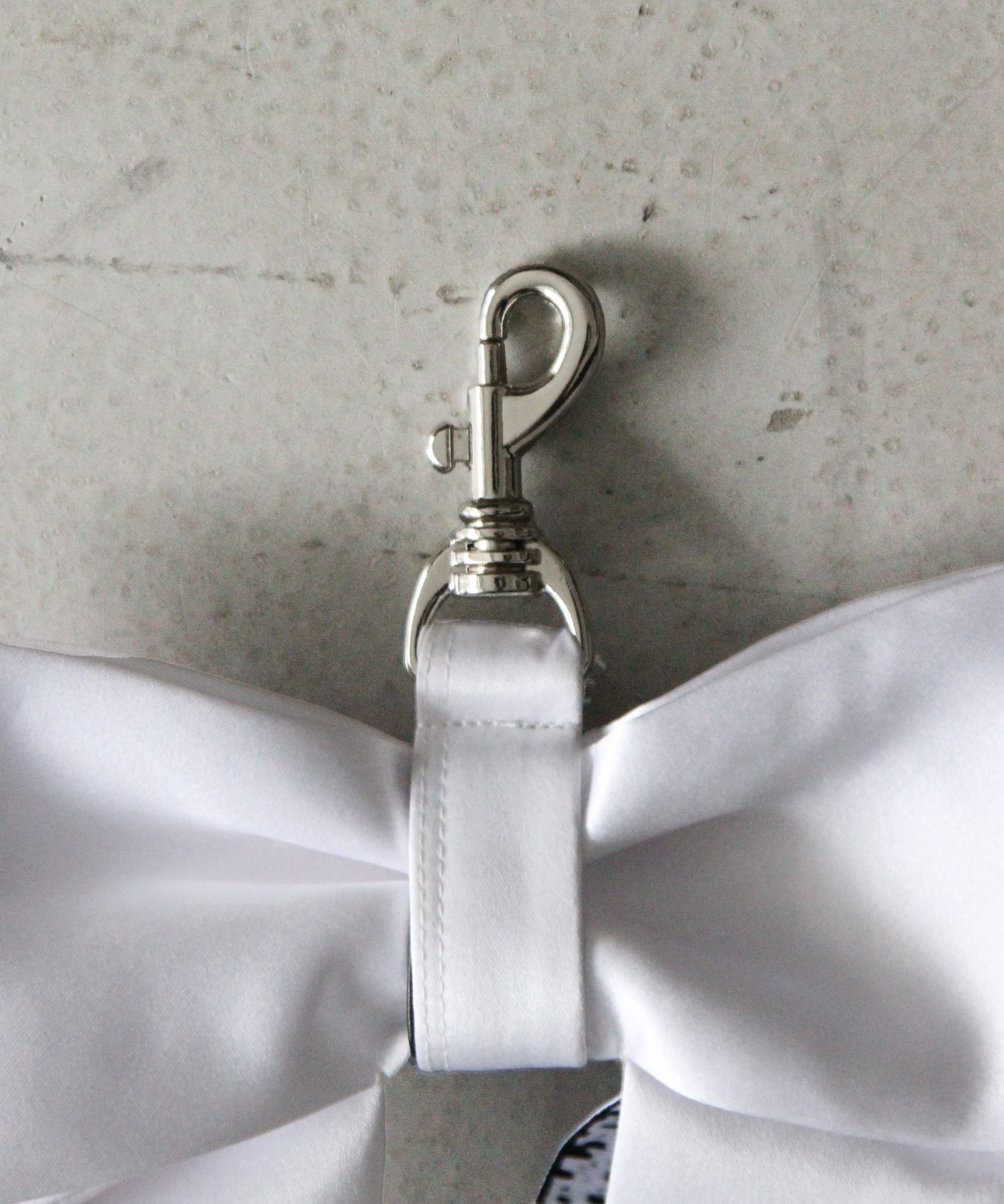 NATASHA ZINKO Bow bag charm "WHITE"