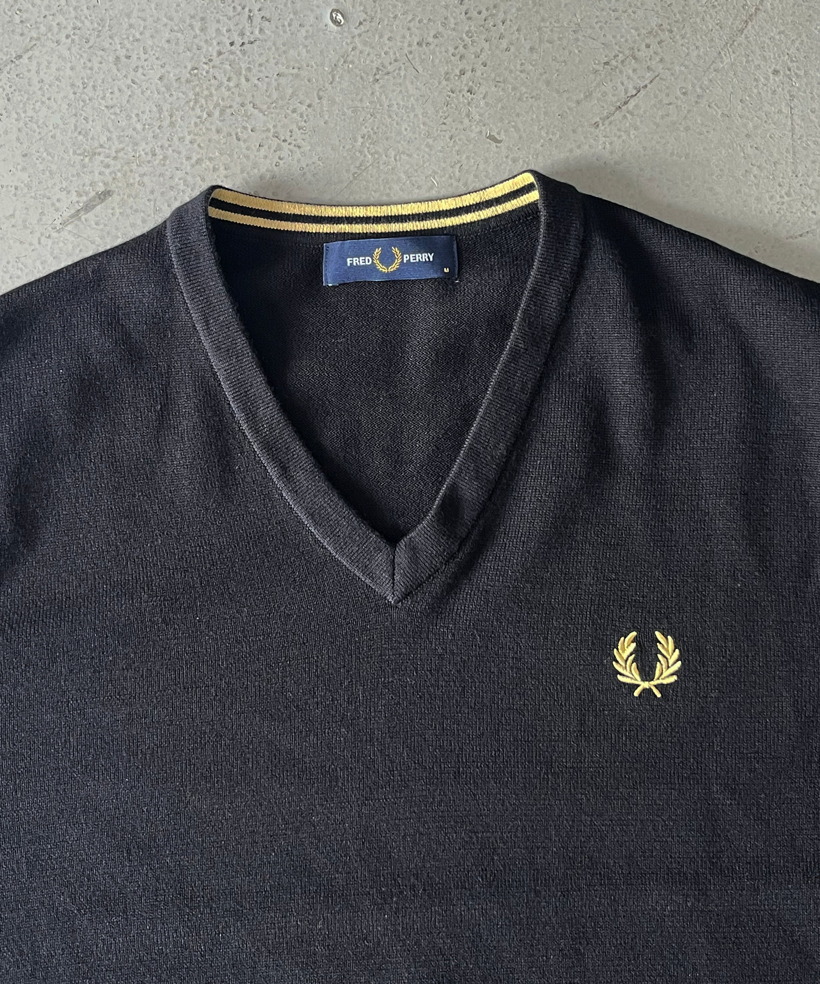 FRED PERRY セーター　刺繍　Vネック　メリノウール　ネイビー　Mサイズ FRED PERRY メリノウール ニット セーター Vネック 黄色 刺繍ロゴ