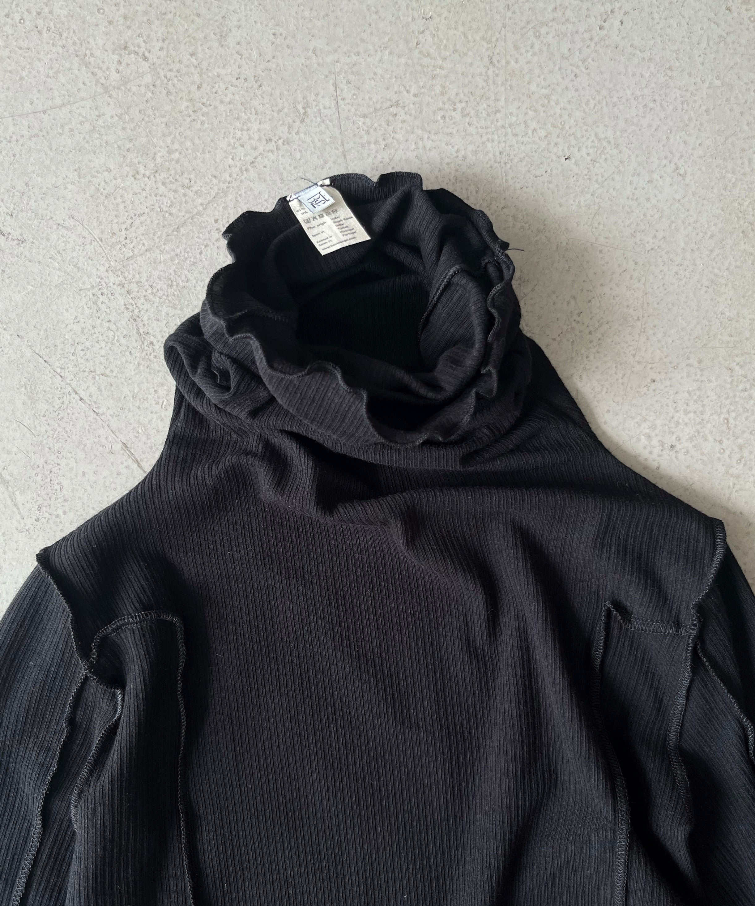 Baserange Omato turtle neck "BLACK"