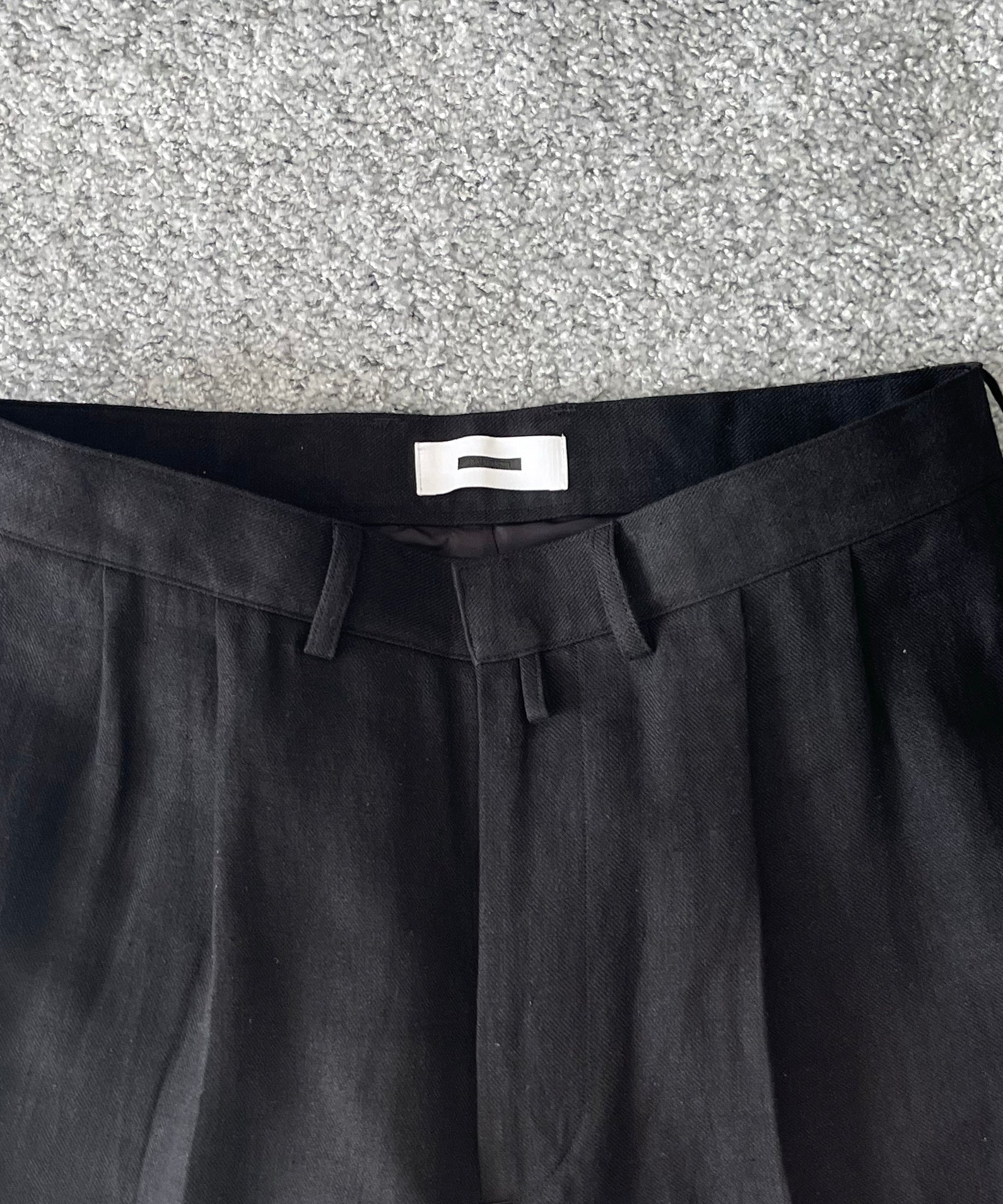 REVERBERATE Tacked trousers "BLACK"