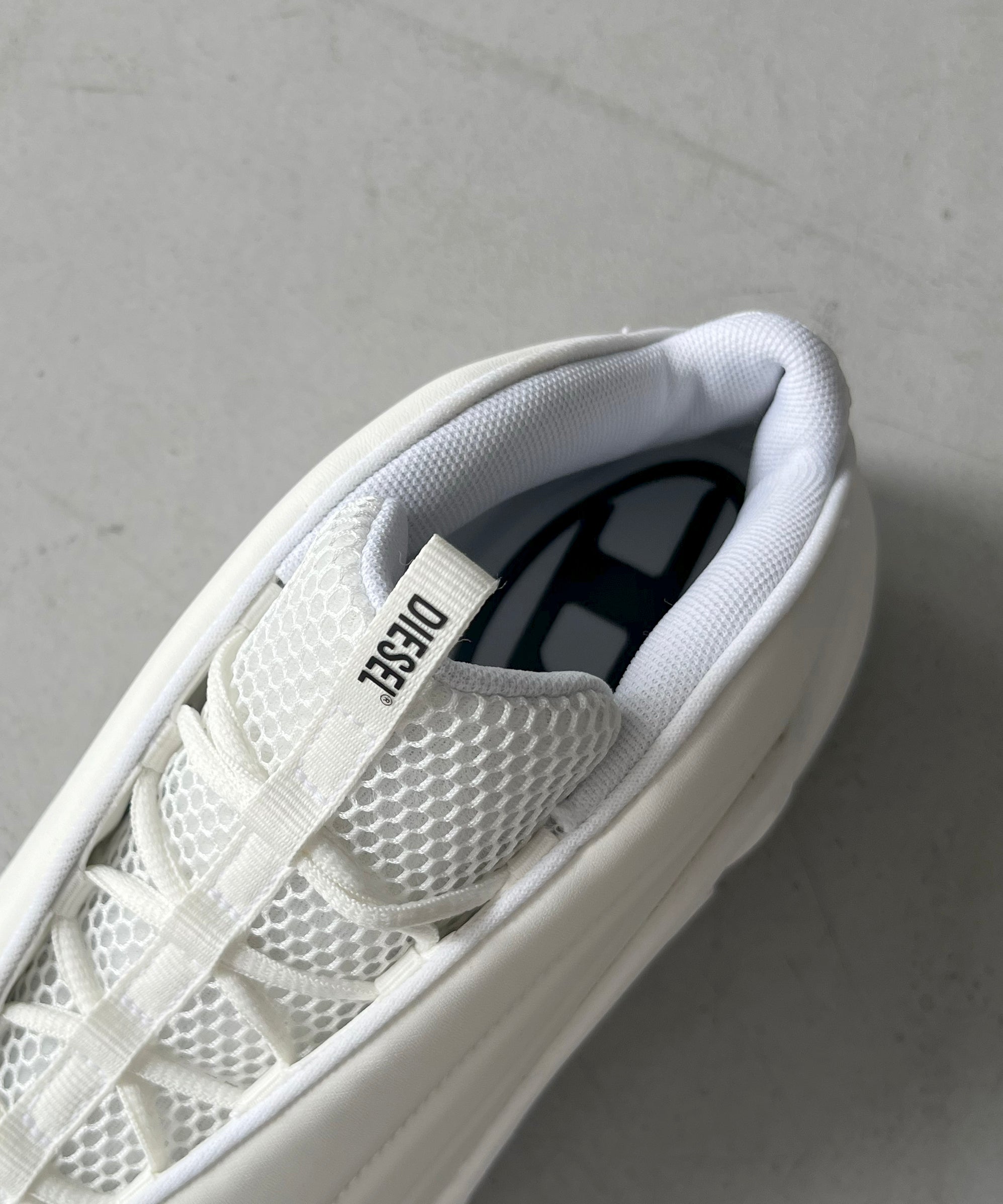 DIESEL S-d-runner x "WHITE"
