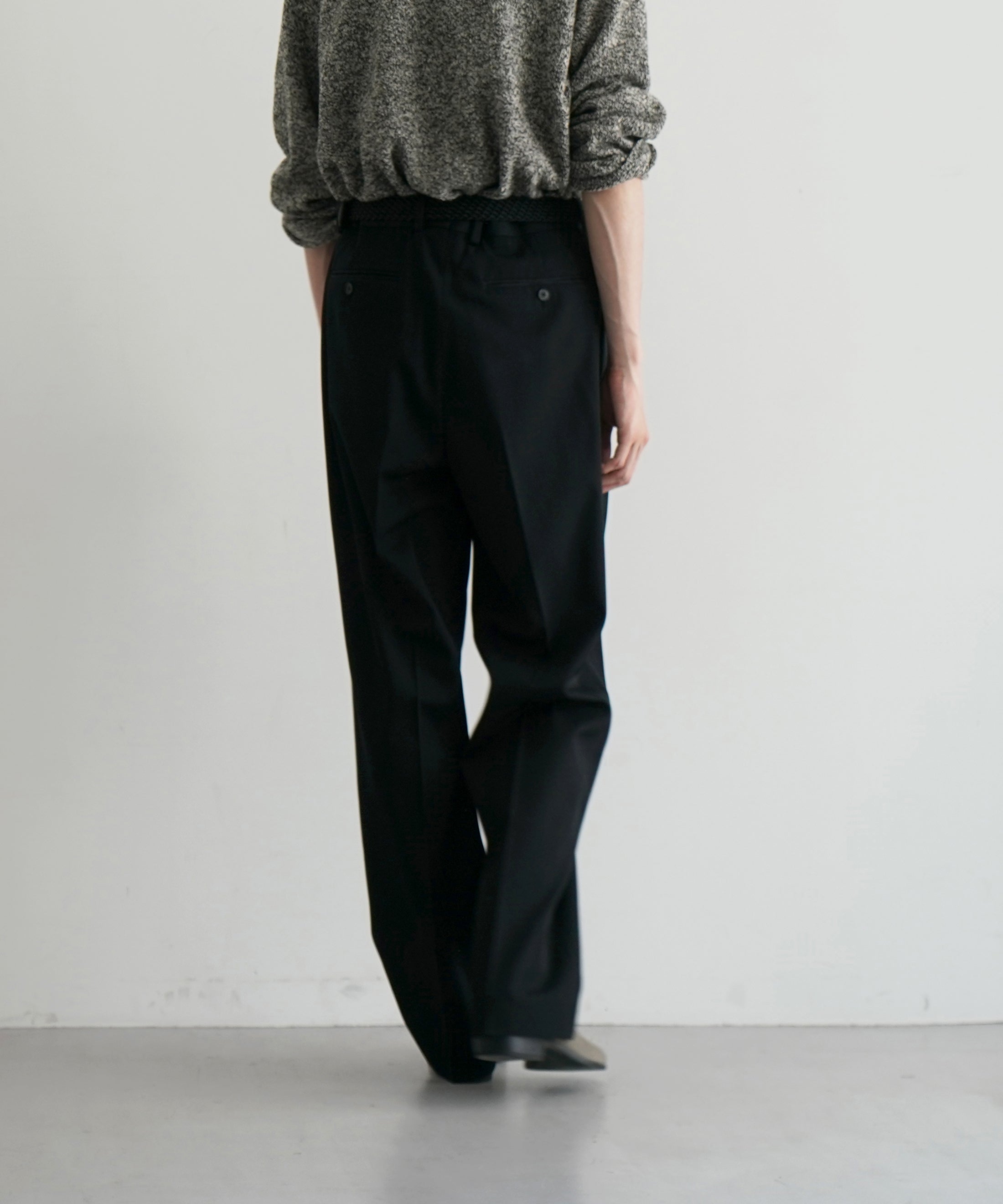 AURALEE Light wool max gabardine two-tuck slacks "TOP BLACK"