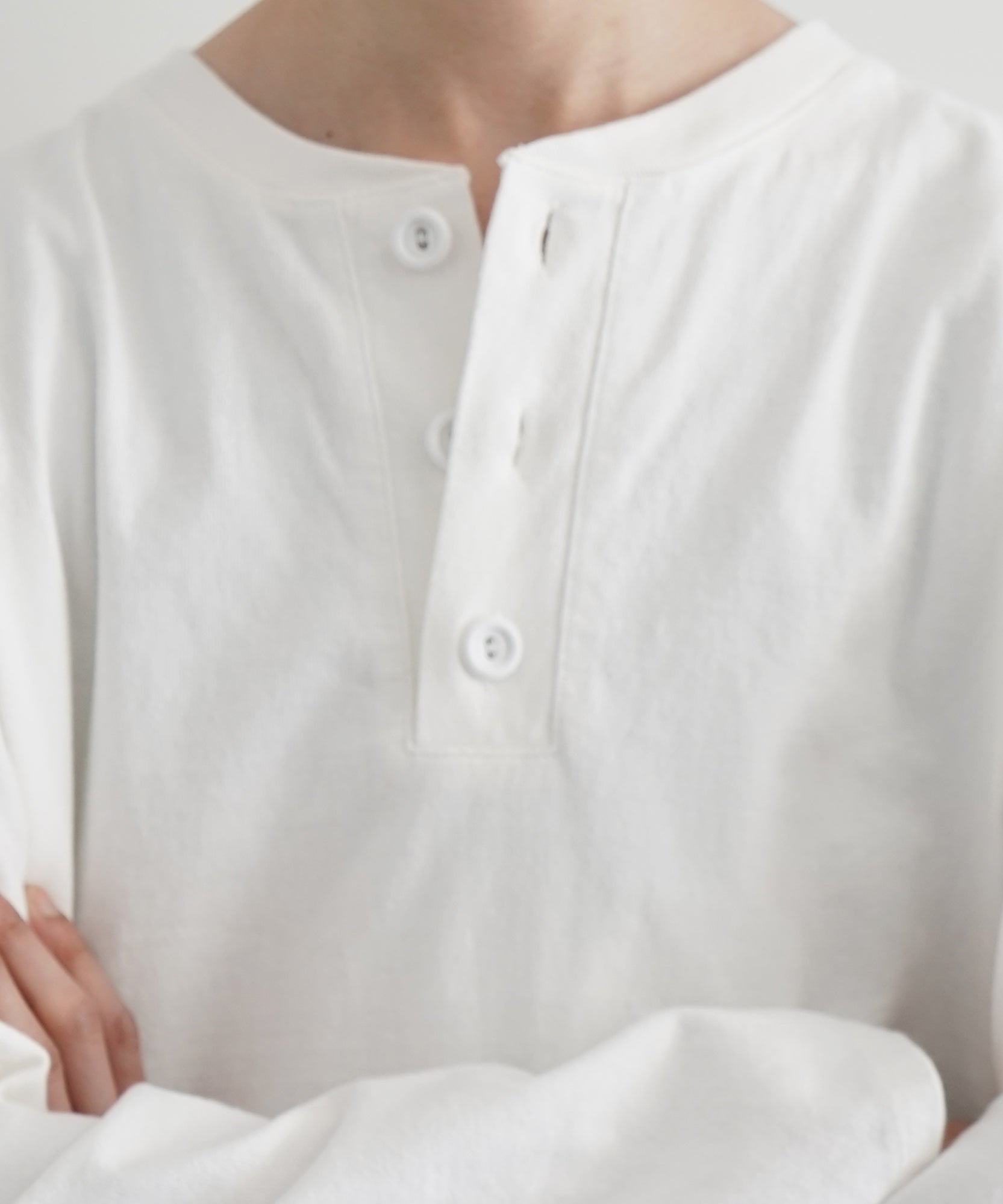 【EXCLUSIVE】VOAAOV Henley neck l/s tee "WHITE"