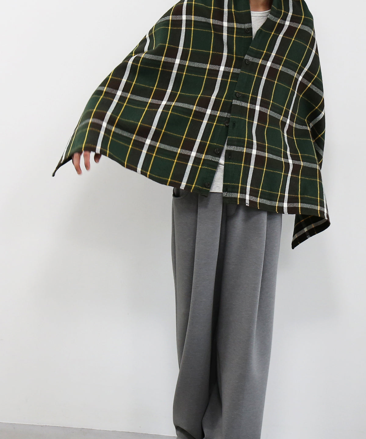 ENGINEERED GARMENTS Button shawl - ctn heavy twill plaid "OLIVE/BROWN"