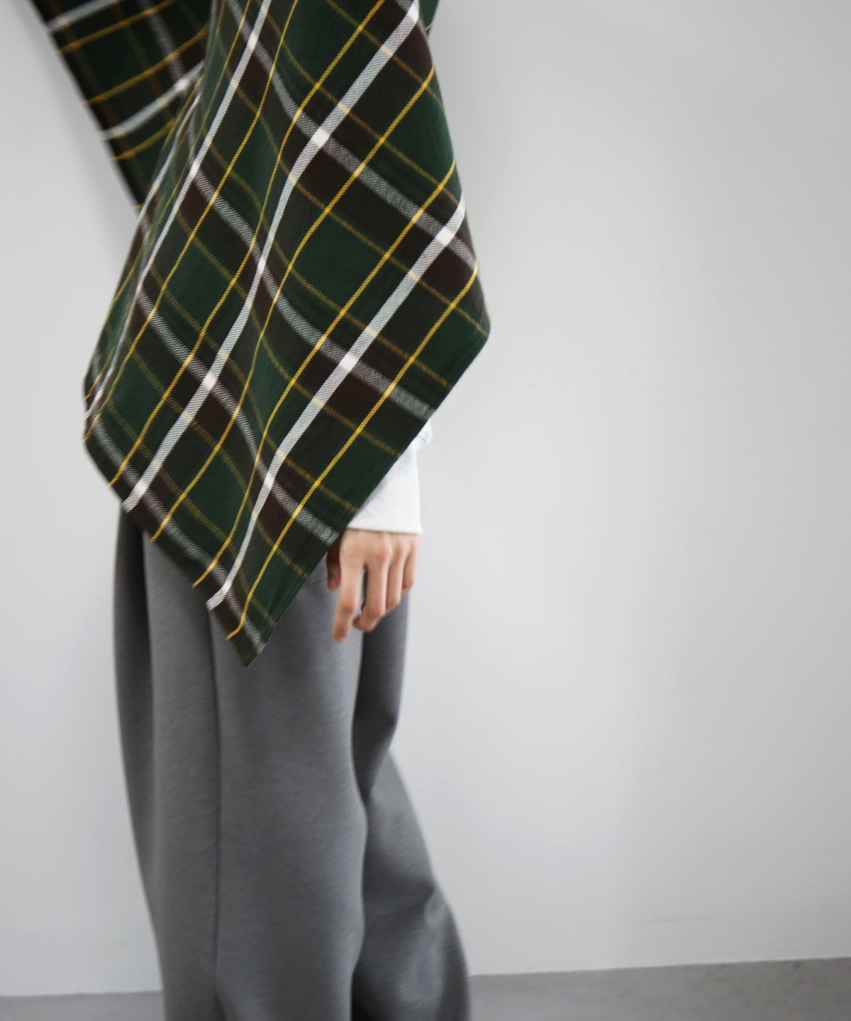 ENGINEERED GARMENTS Button shawl - ctn heavy twill plaid "OLIVE/BROWN"