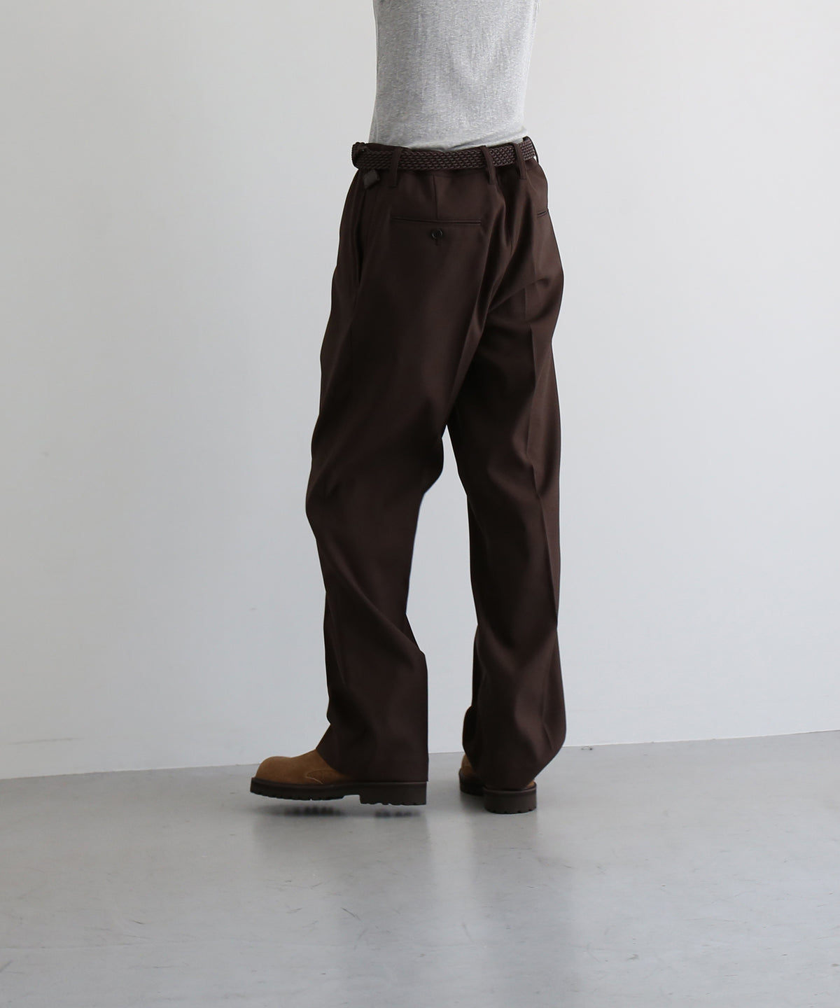 UNUSED Uw1203 straight slacks “BROWN"