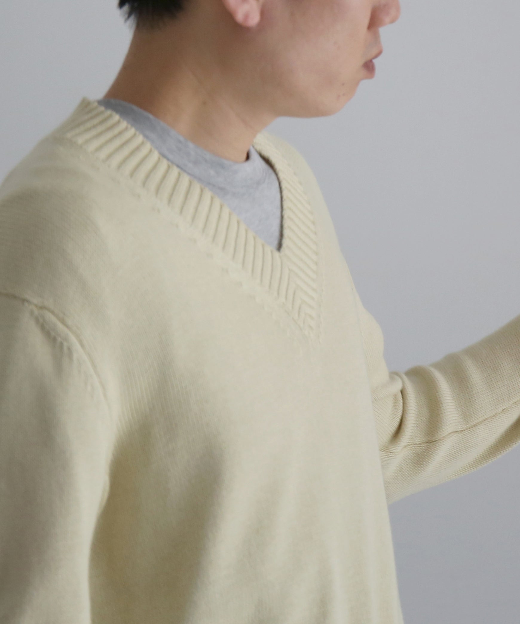 SECOND/LAYER Vexed v-neck "PALE YELLOW"