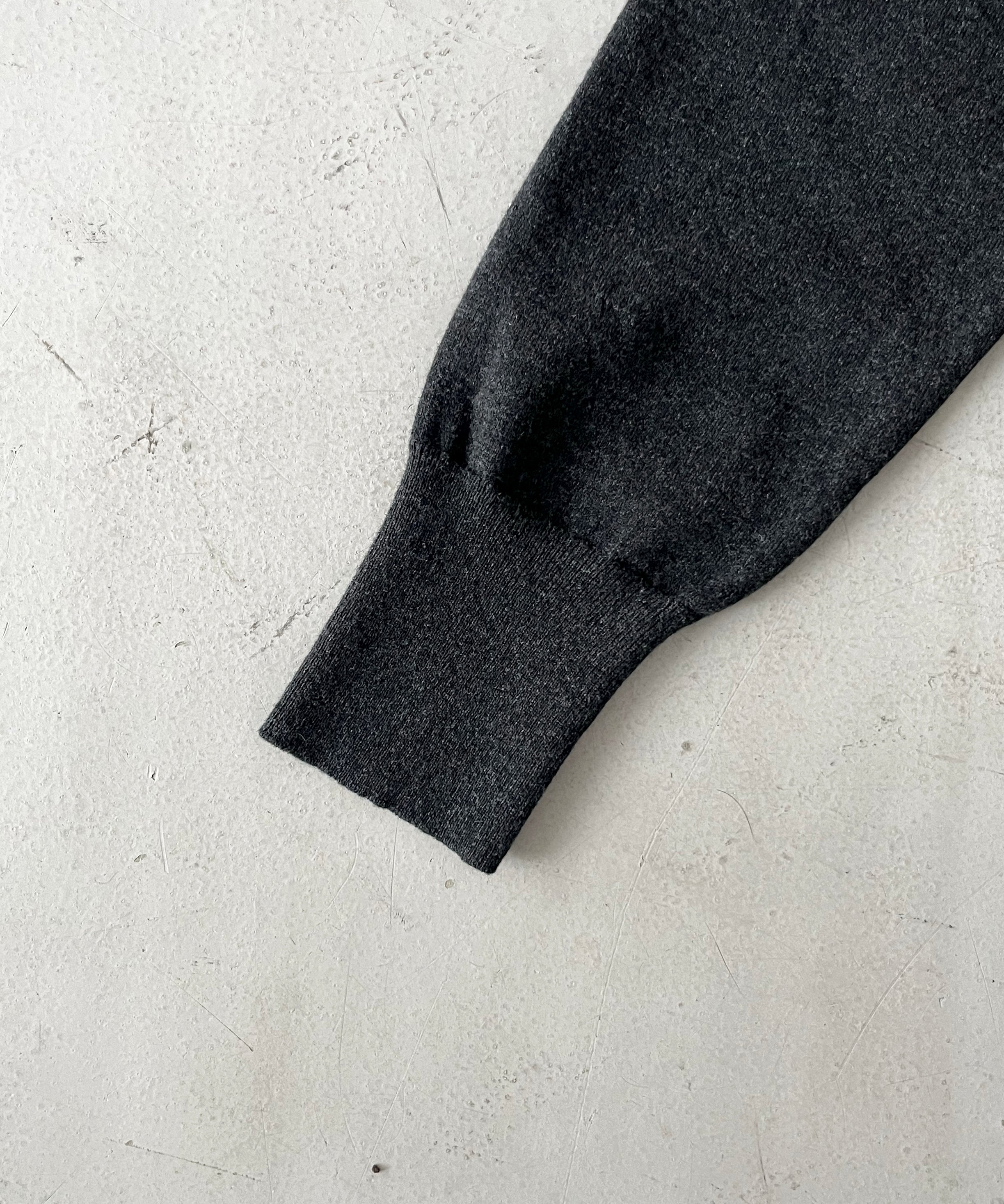 AURALEE High twist wool knit v-neck p/o "CHARCOAL"