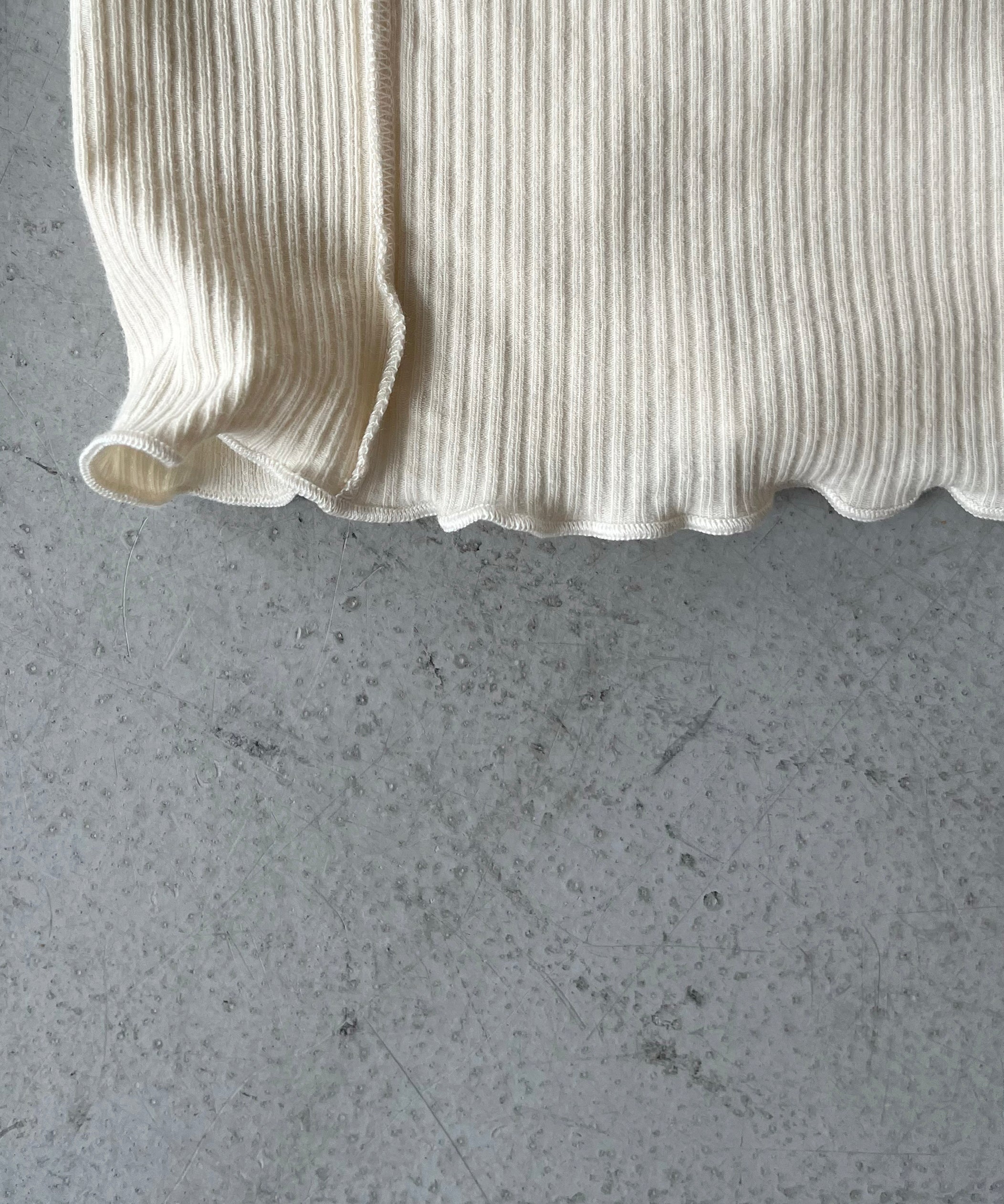 Baserange Omato turtle neck "OFF WHITE"