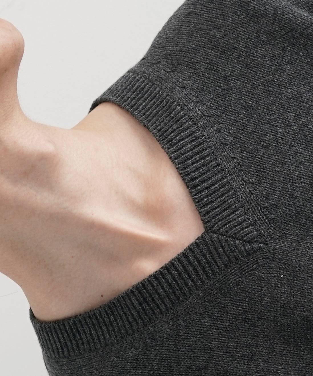 AURALEE Light cashmere knit v-neck p/o "CHARCOAL"