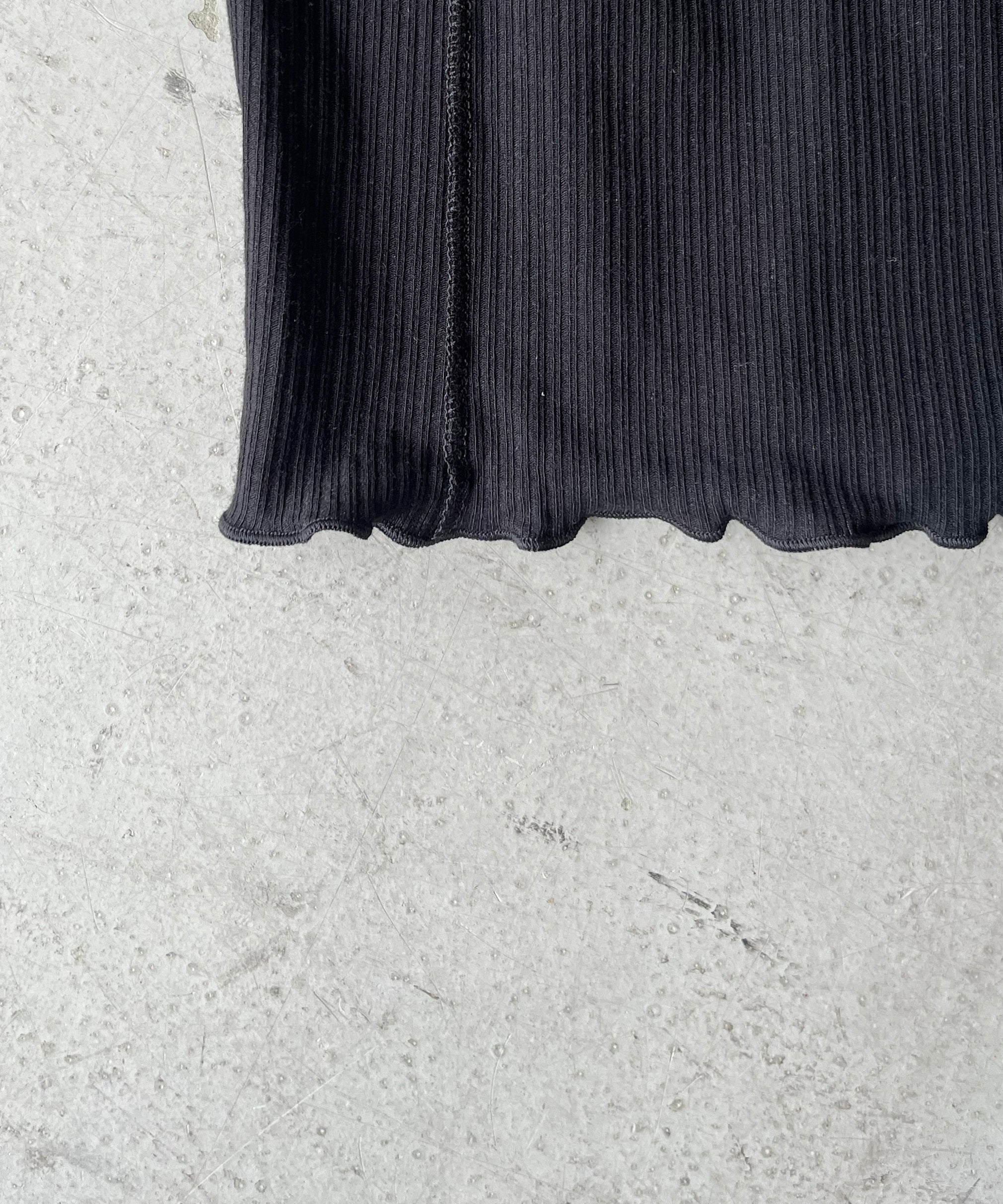 Baserange Omato turtle neck "BLACK"