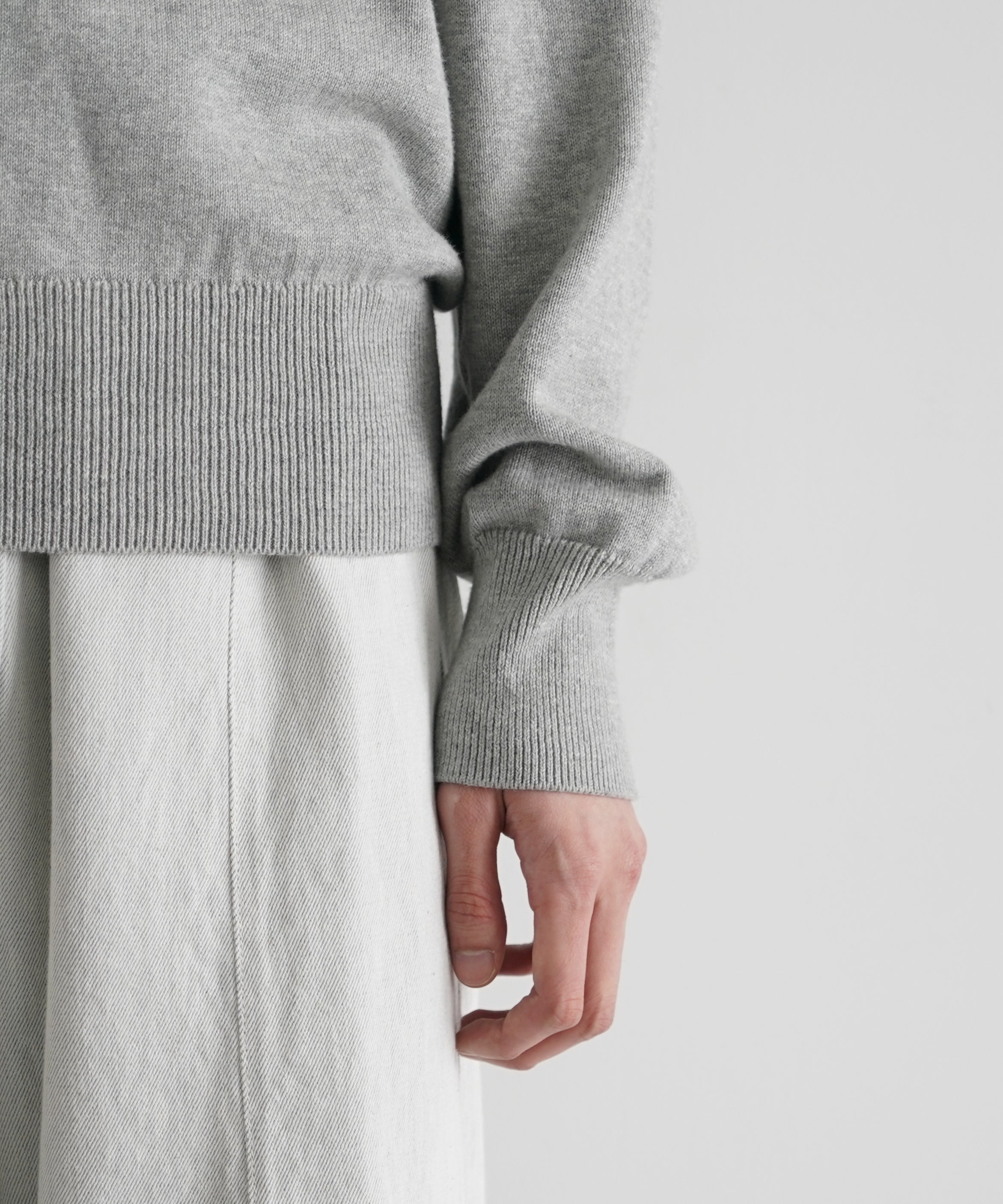 KAIKO V neck sweater "TOP GRAY"