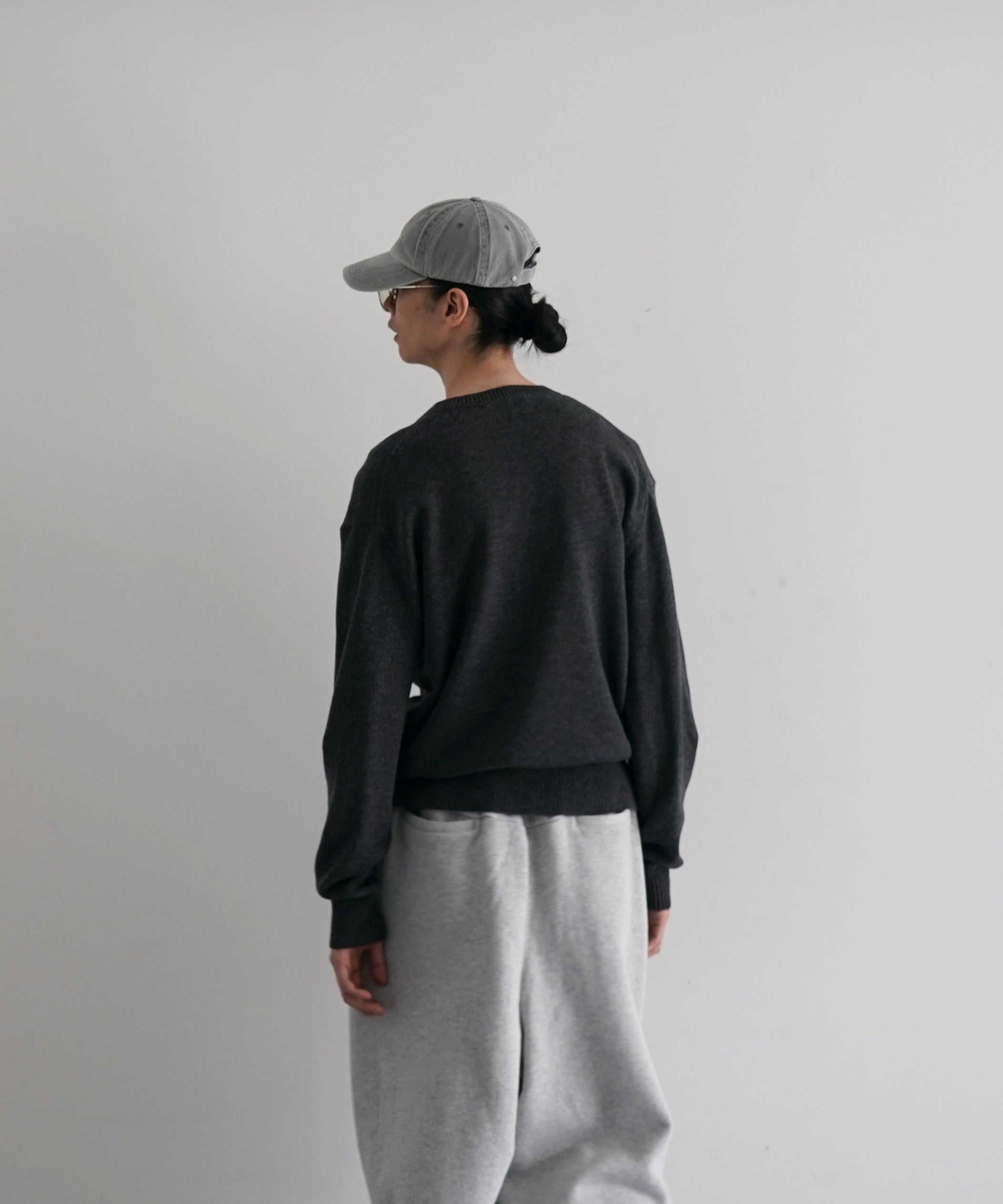 AURALEE Light cashmere knit v-neck p/o "CHARCOAL"