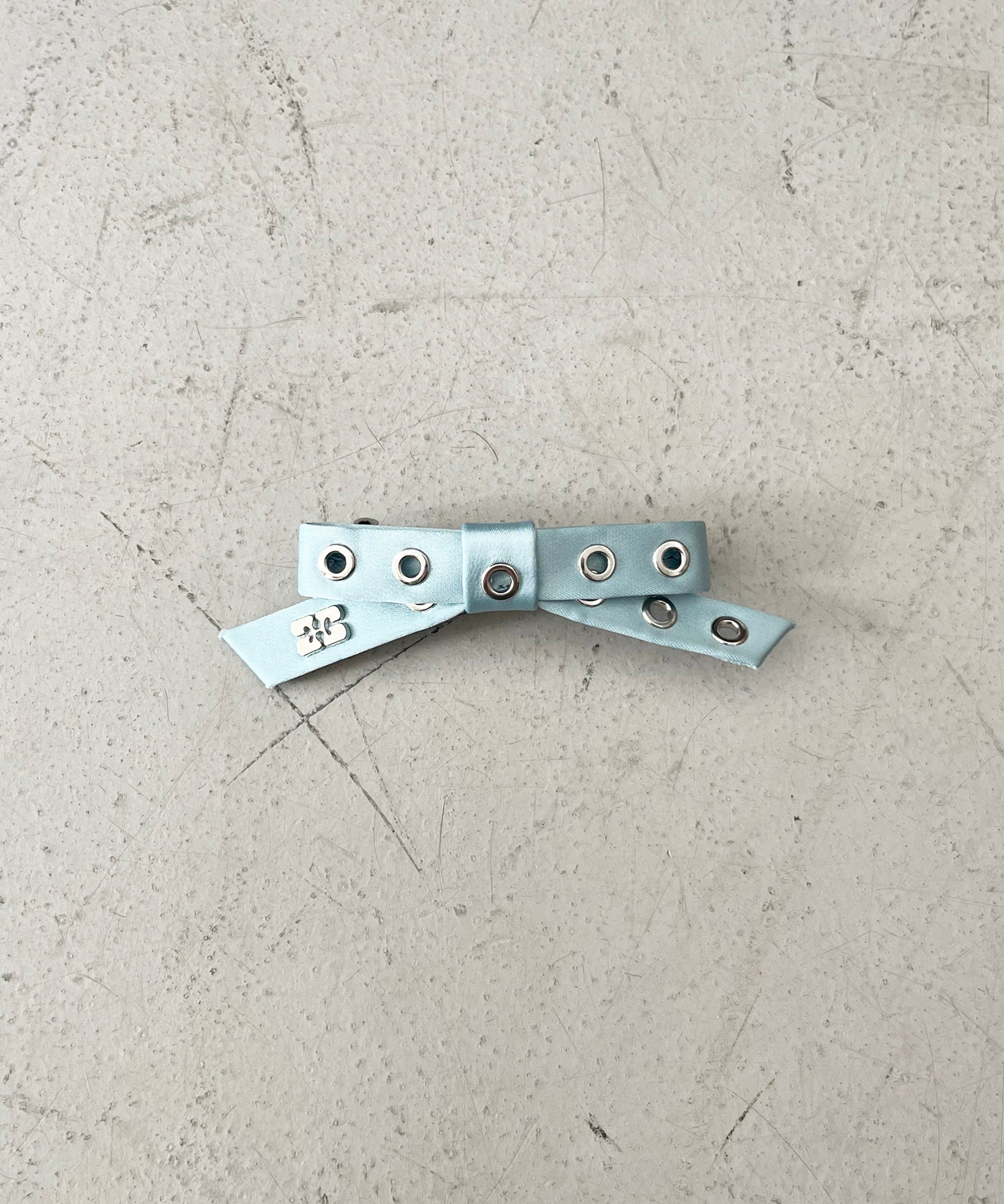 GANNI Eyelet bow barrette satin "CHALKPINK"