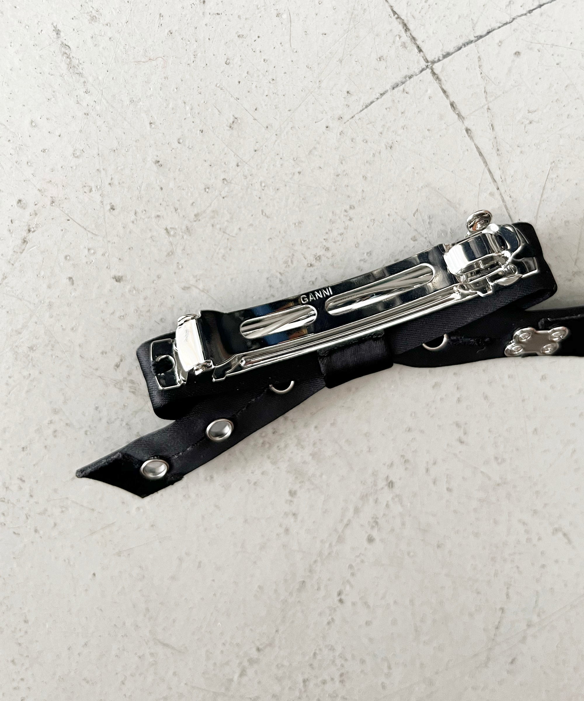 GANNI Eyelet bow barrette satin "BLACK"