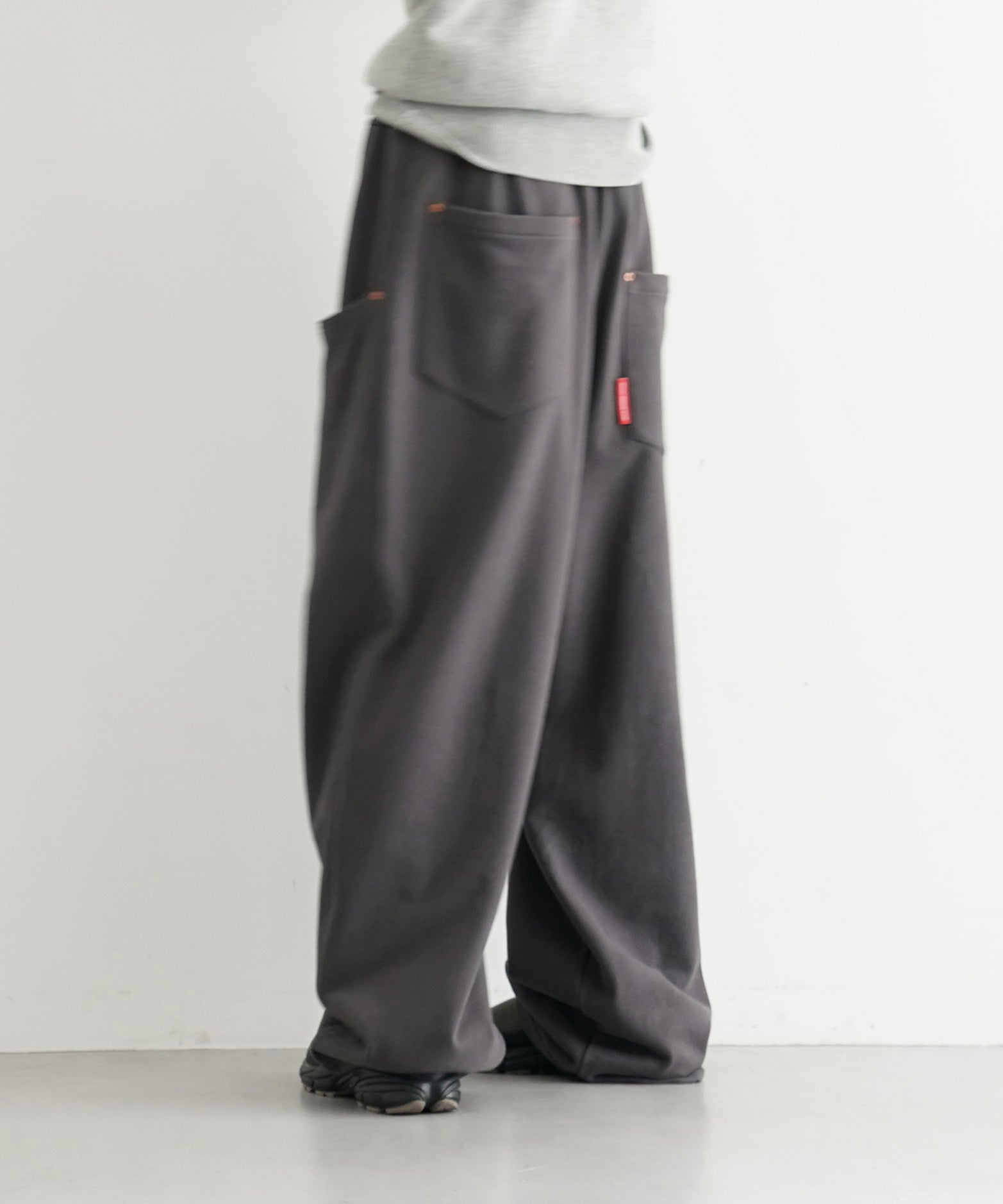 ABELIA EDOWARD GOUCHA Echo sweat pants "CHARCOAL"