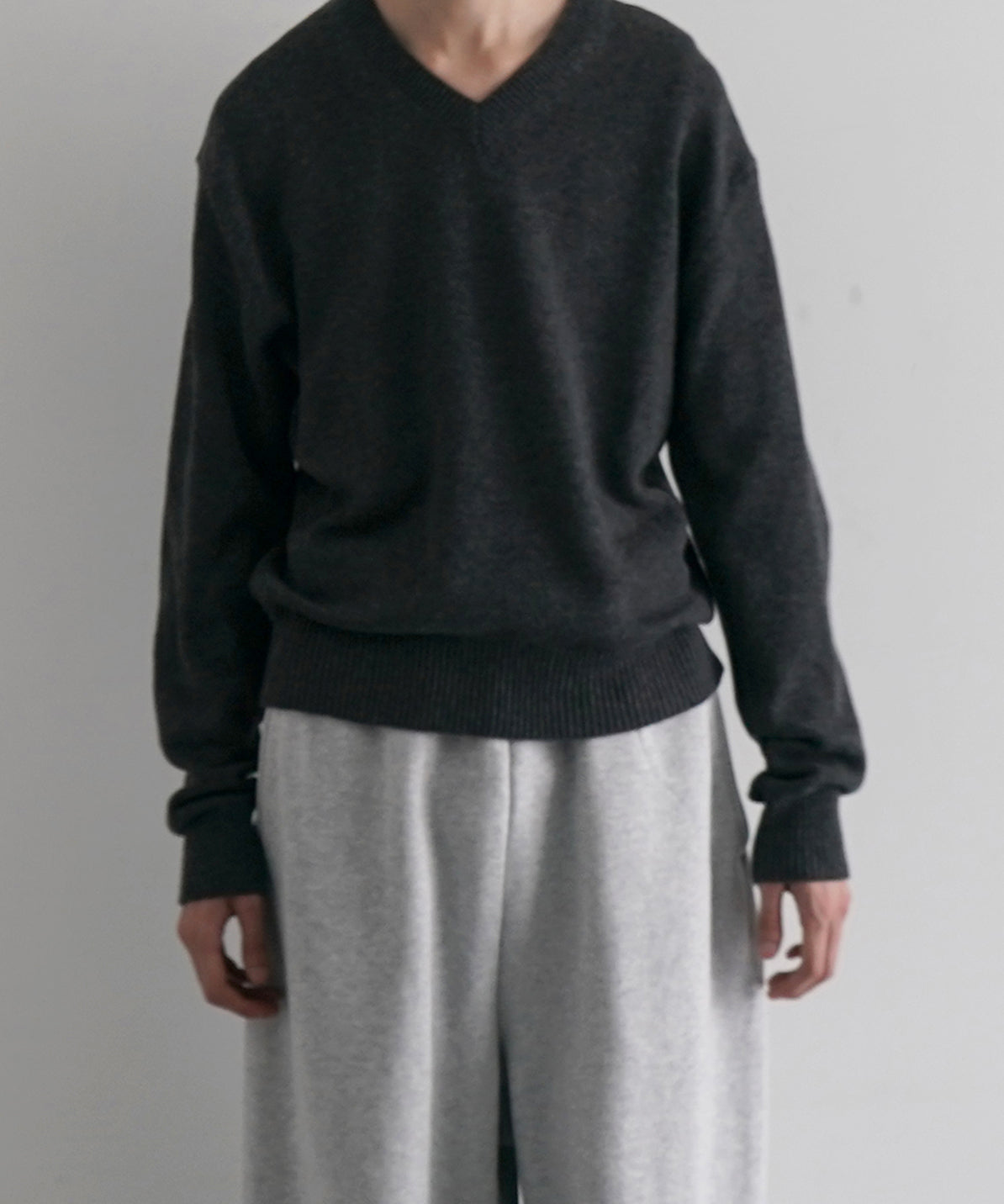 AURALEE Light cashmere knit v-neck p/o "CHARCOAL"
