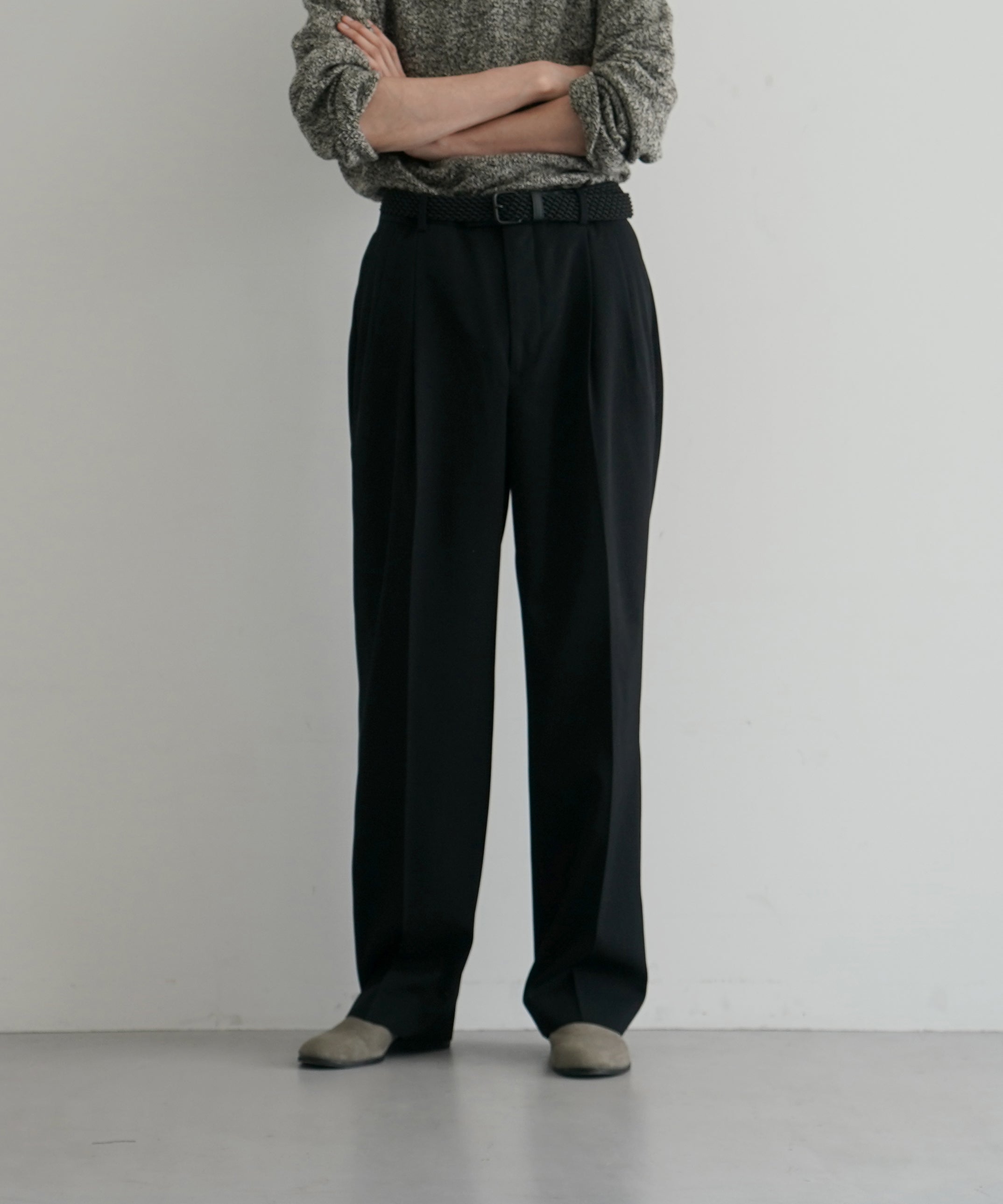 AURALEE Light wool max gabardine two-tuck slacks "TOP BLACK"