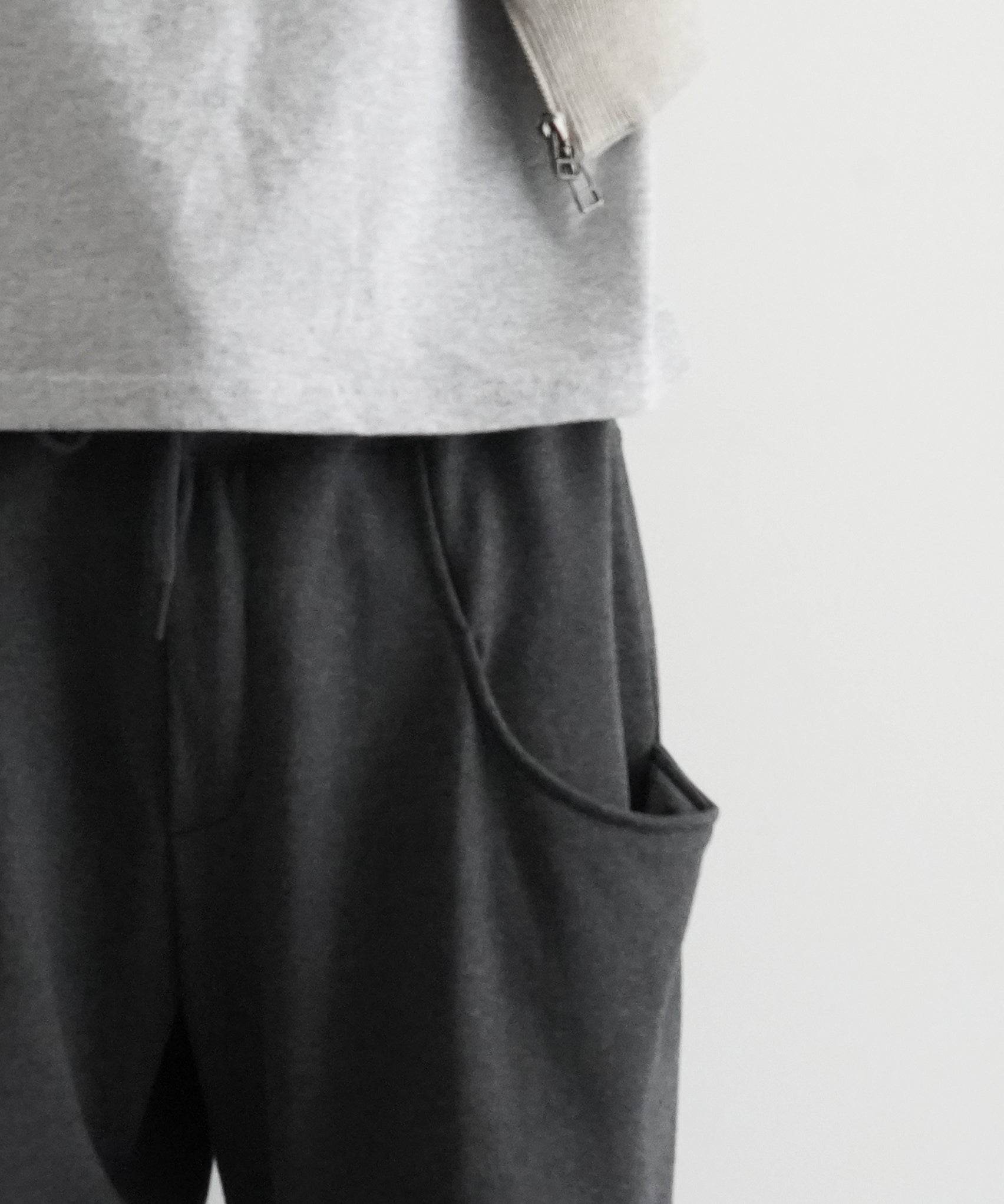 【EXCLUSIVE】NEONSIGN Blind tuck sweat pants "TOP BLACK"