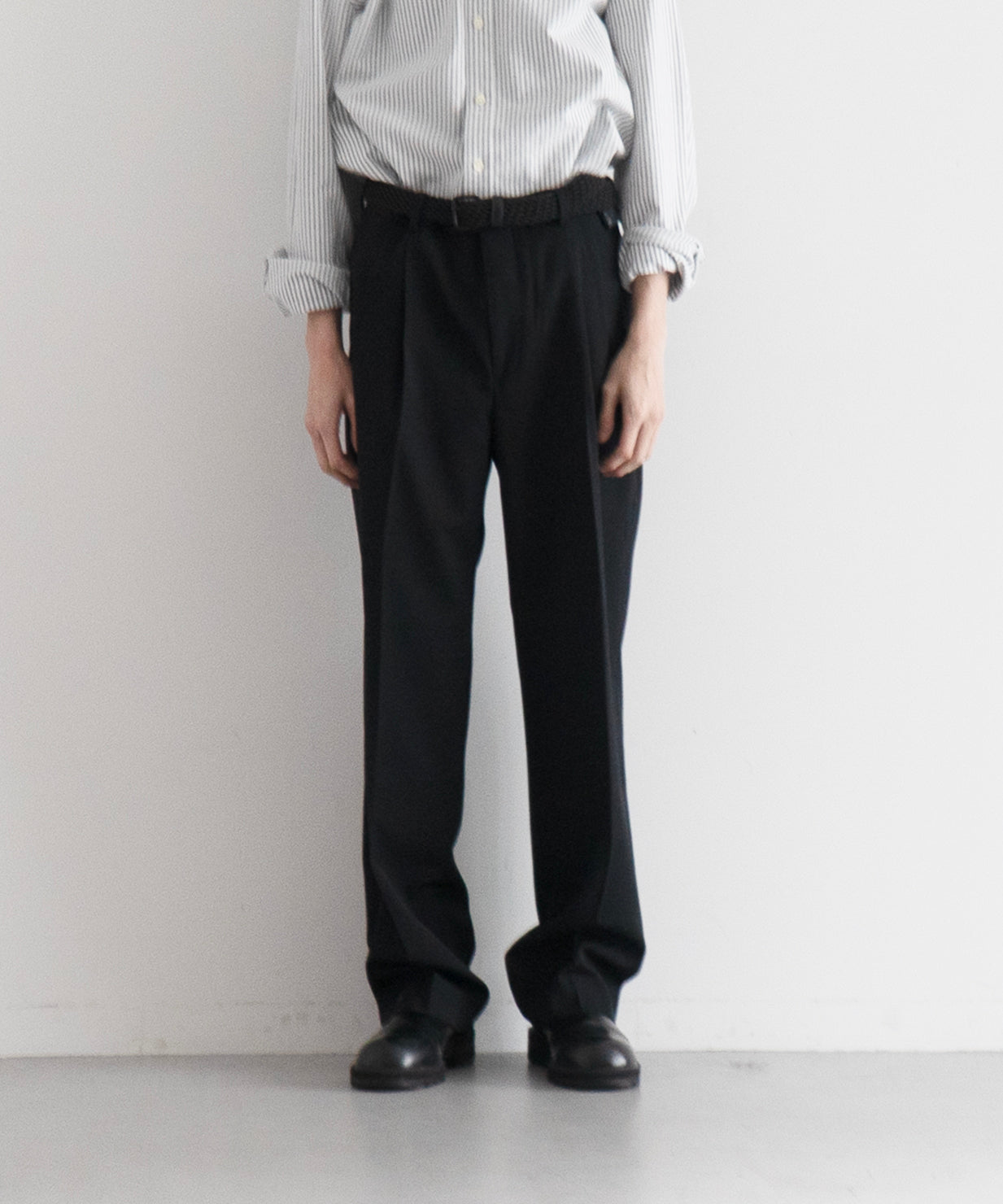 AURALEE Light wool max gabardine two-tuck slacks "DARK OLIVE BROWN"