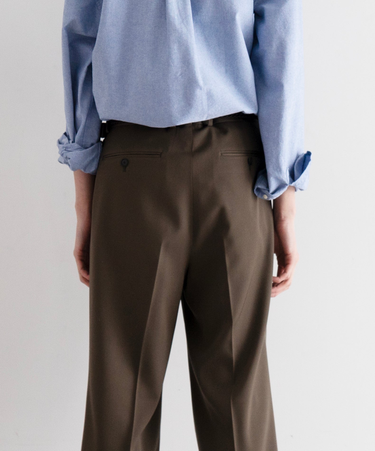 AURALEE Light wool max gabardine two-tuck slacks "DARK OLIVE BROWN"