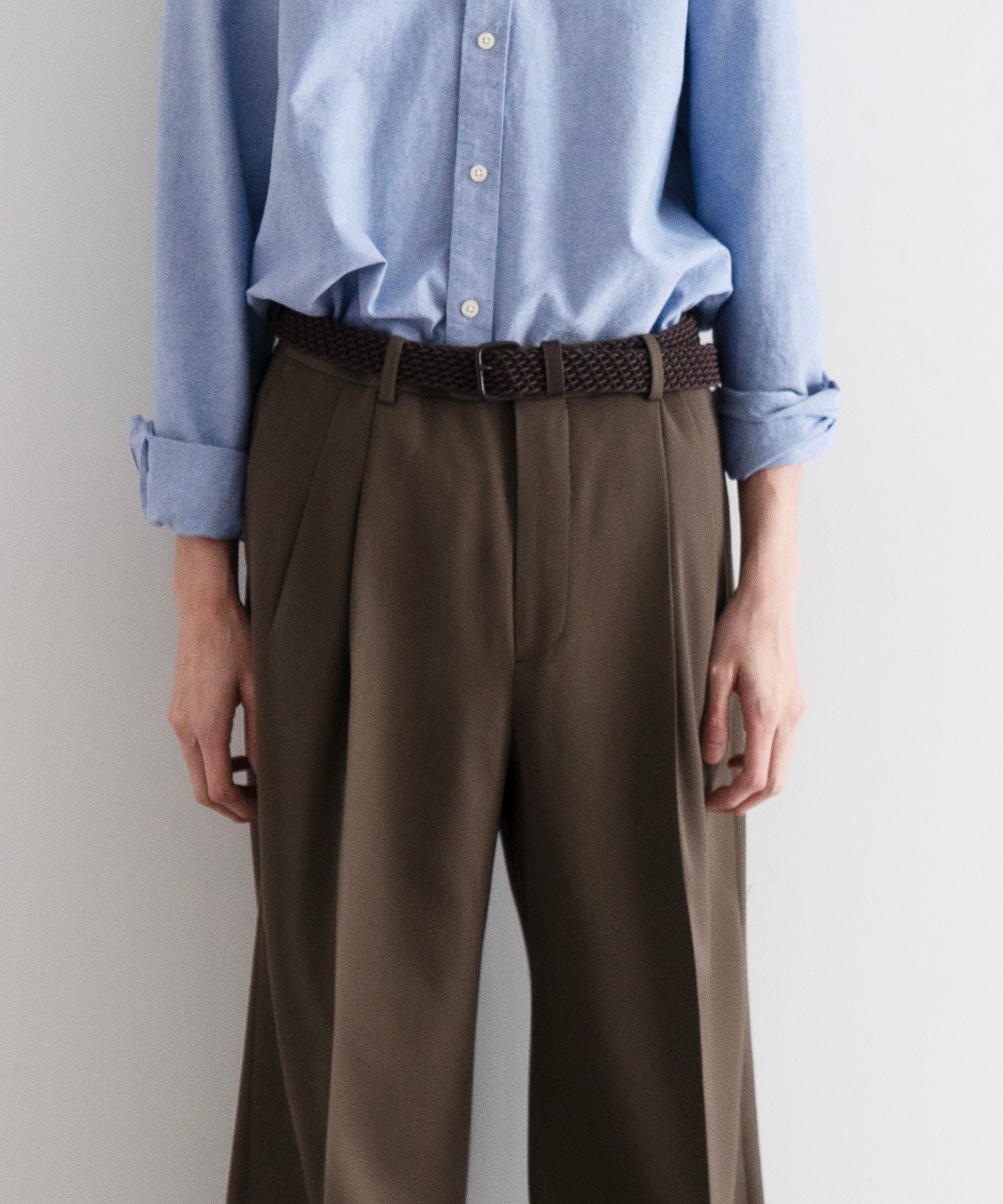 AURALEE Light wool max gabardine two-tuck slacks "DARK OLIVE BROWN"