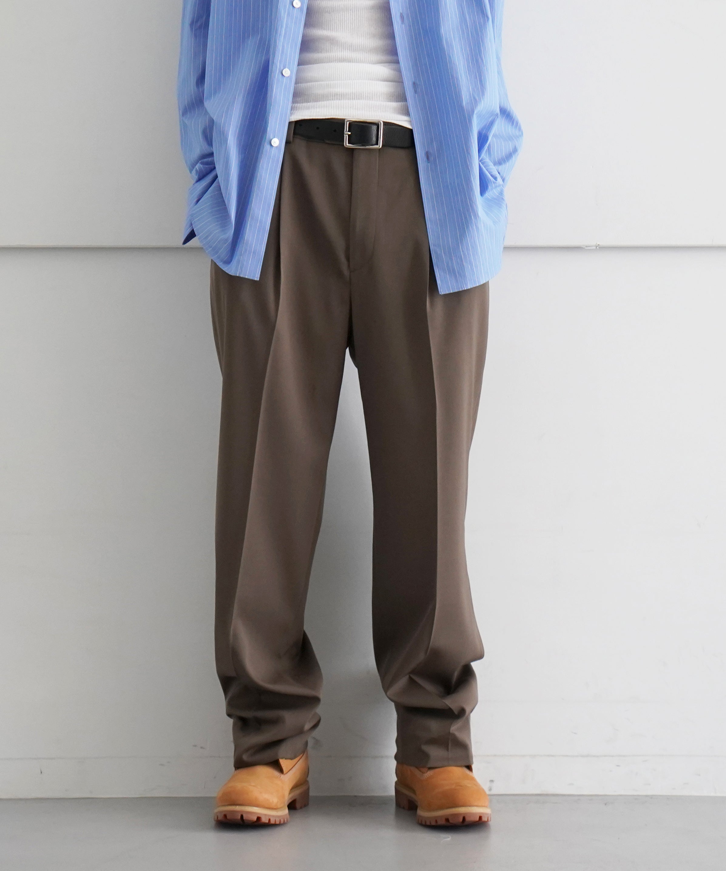 AURALEE LIGHT WOOL MAX GABARDINE TWO-TUCK SLACKS 