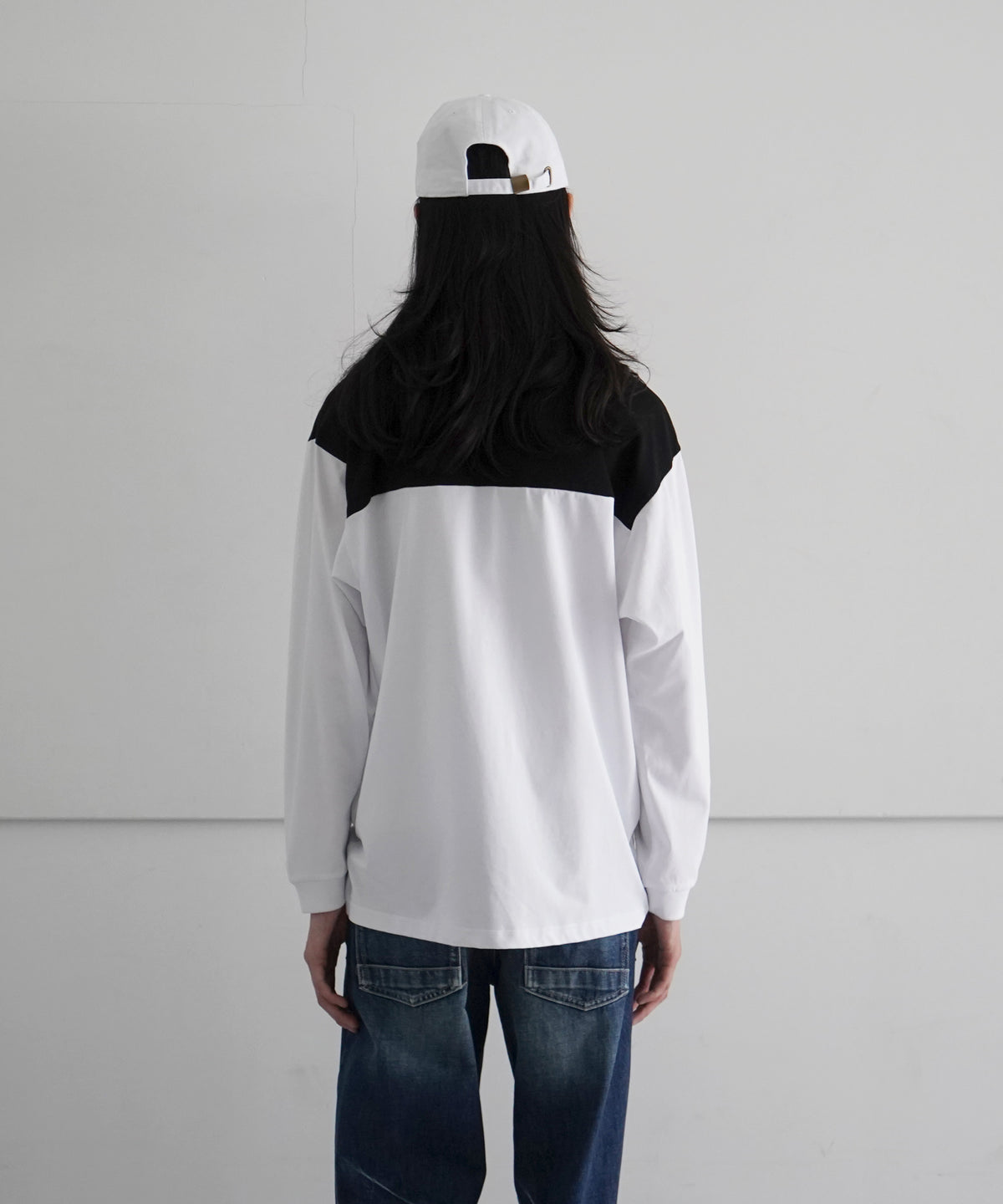 PHINGERIN PANEL NECK L/S TEE "A:WHITE X RED"