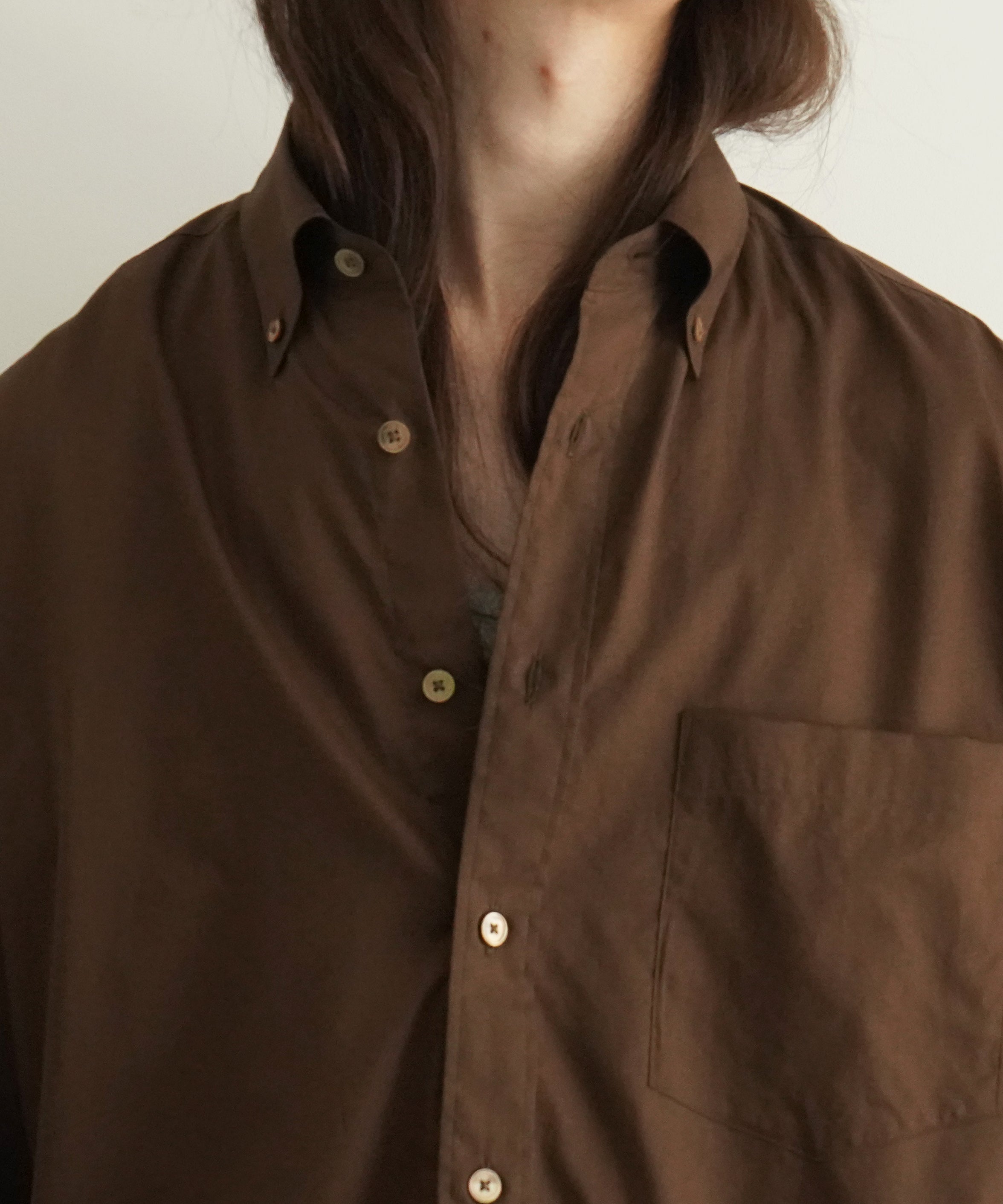 AURALEE Washed finx typewriter button down shirt "DARK BROWN"
