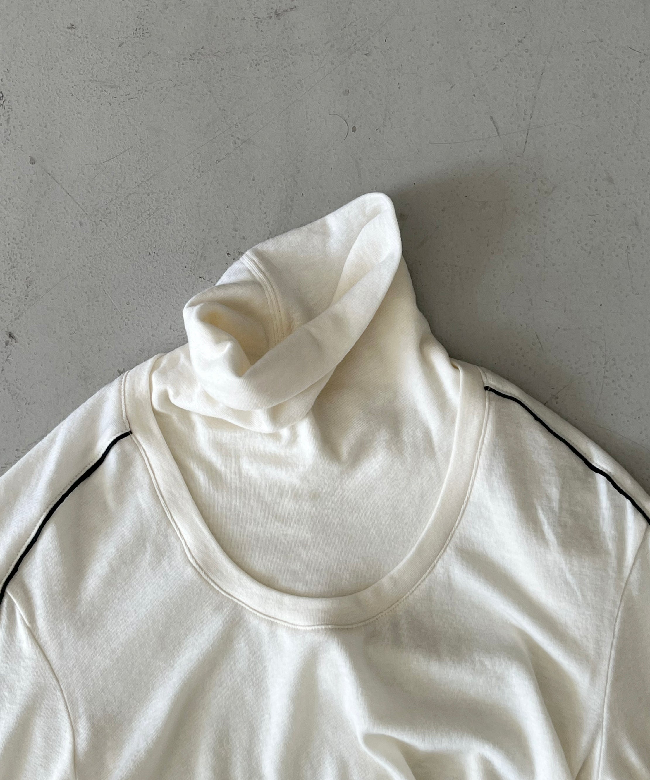 ULIKASANCTUS Posture turtle neck t "CREAM"