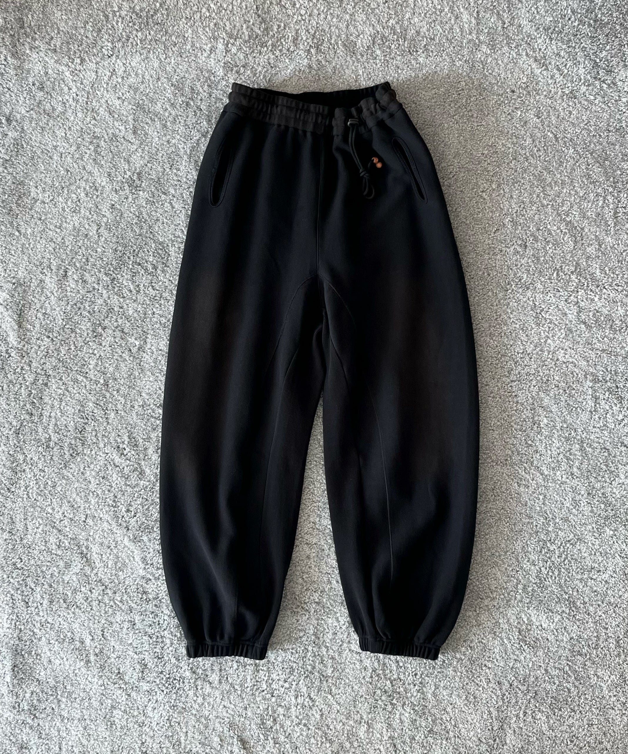 JIAN YE Guai sweat pants "BLACK"