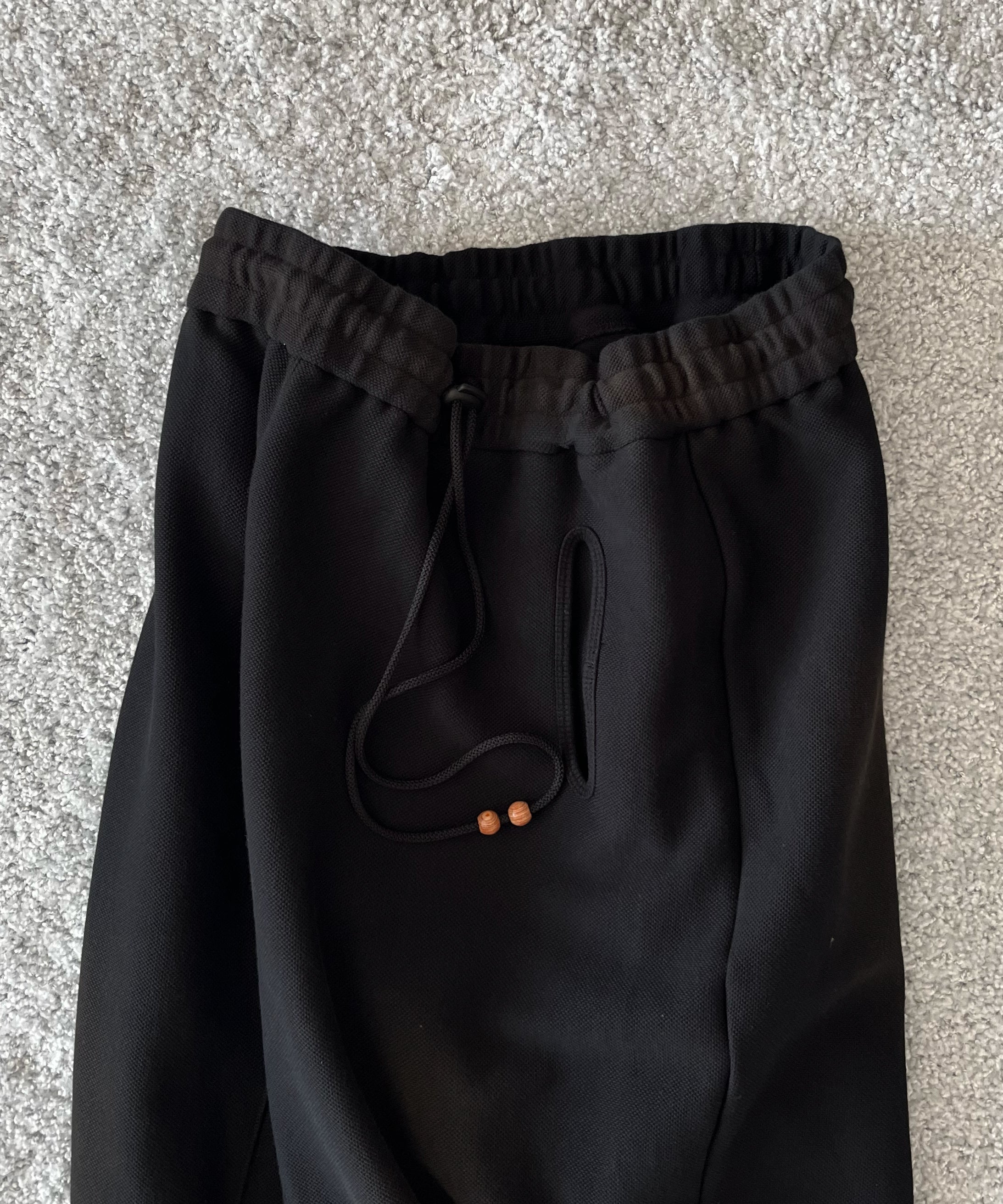 JIAN YE Guai sweat pants "BLACK"