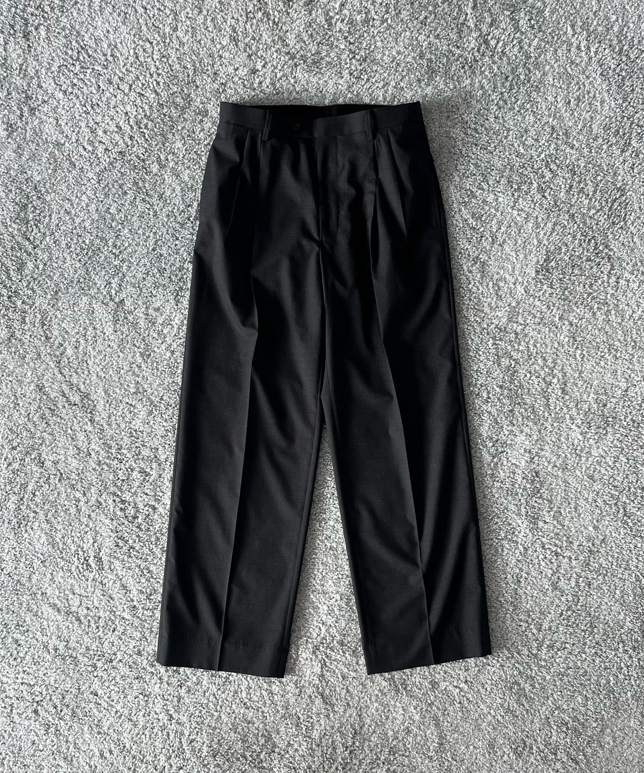 AURALEE Ultra fine tropical wool two-tuck slacks "TOP CHARCOAL"