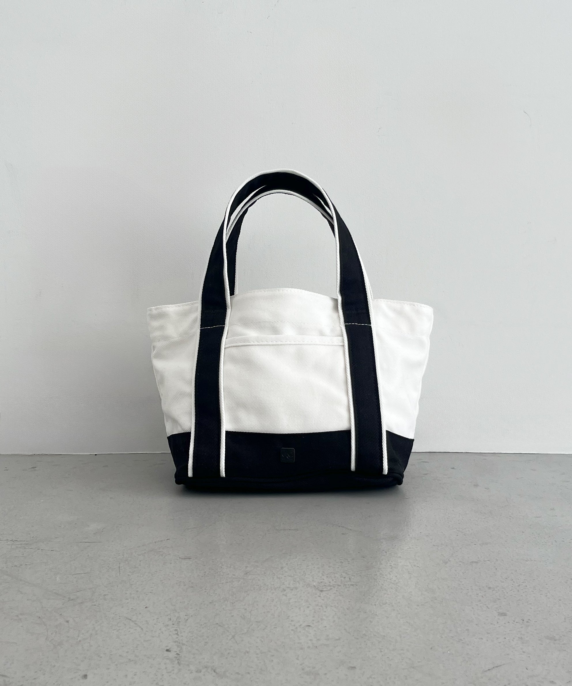 Fax Copy Express Studio contour line tote "WHITE"
