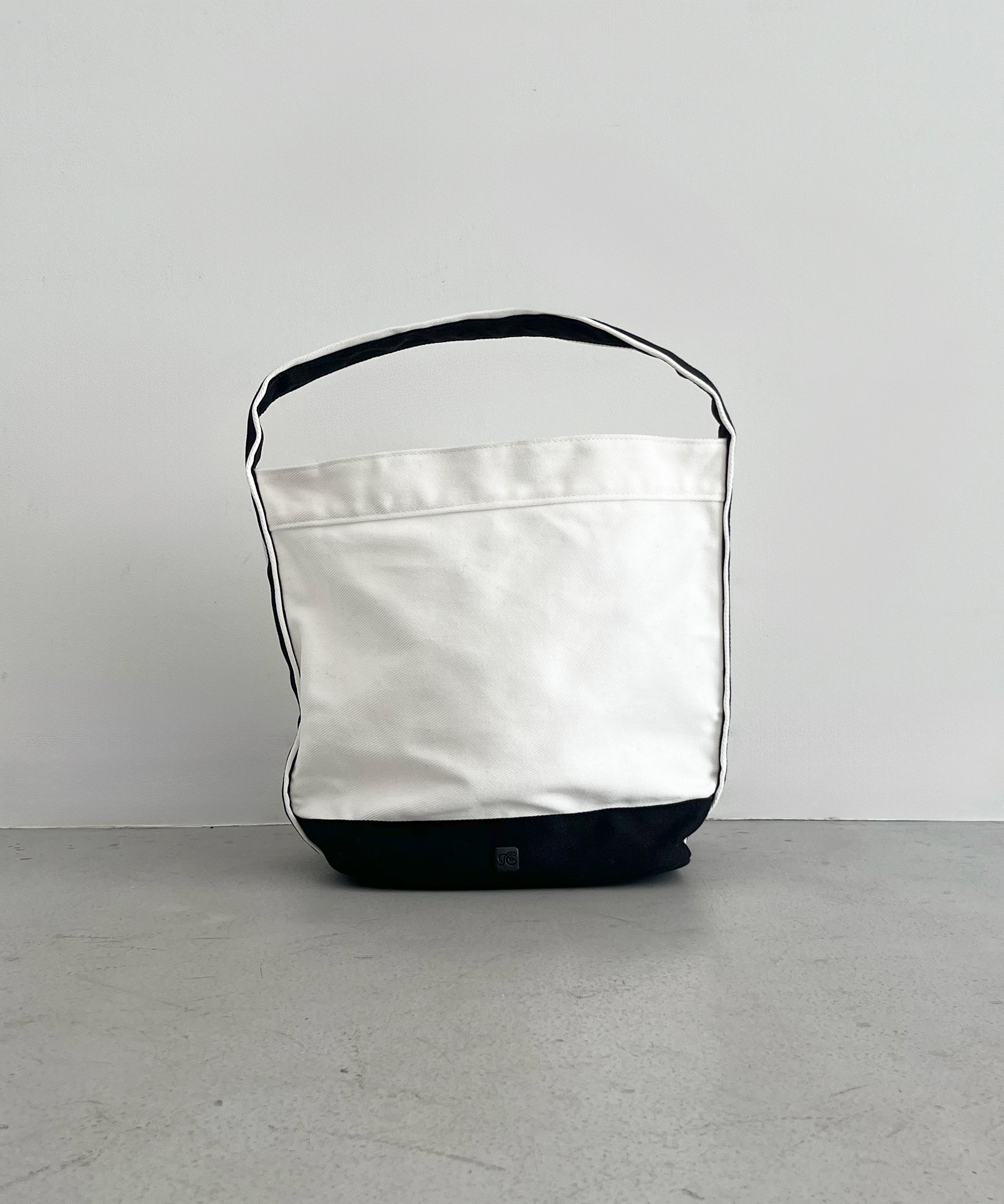 Fax Copy Express Studio contour line bucket bag "WHITE"