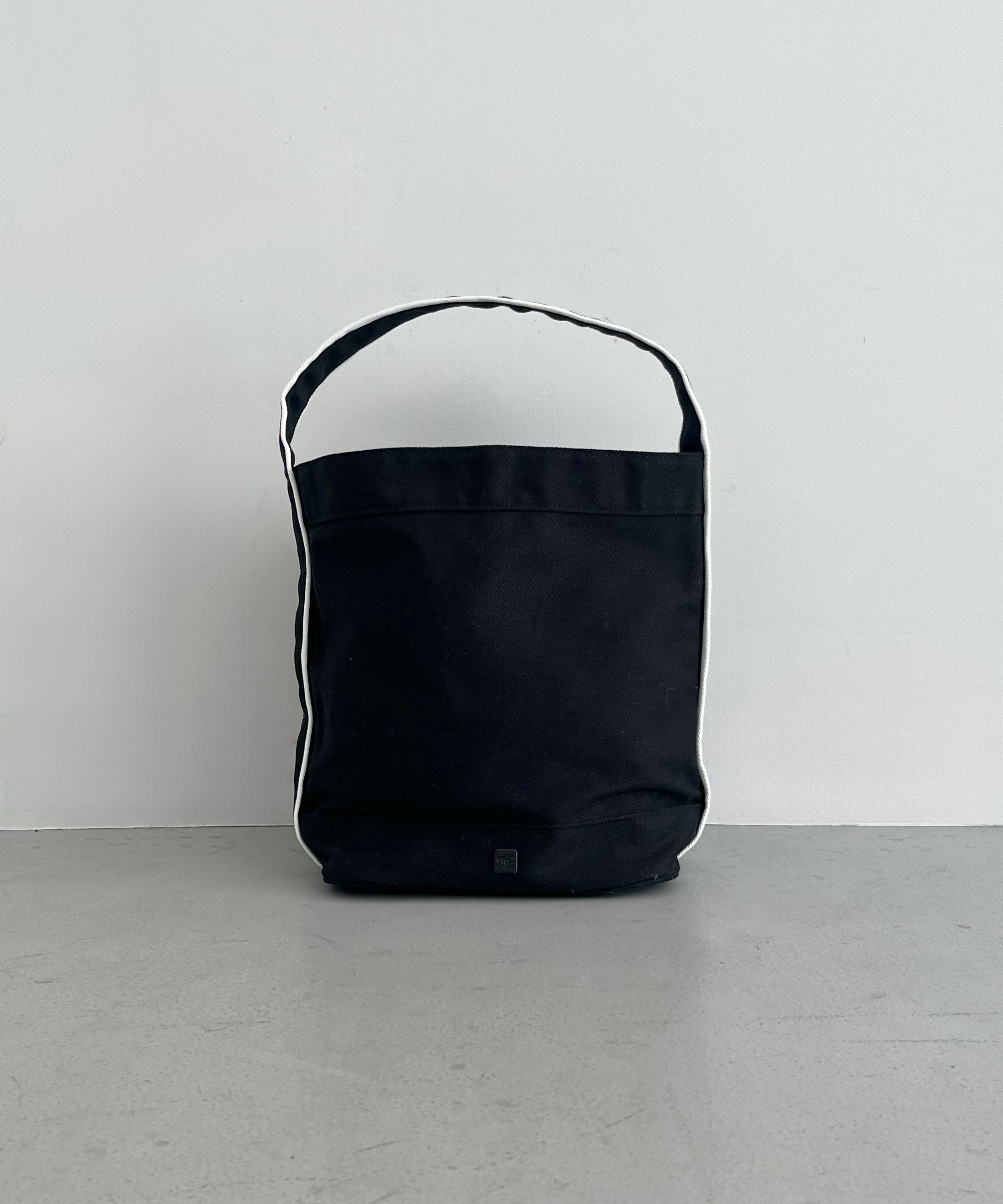 Fax Copy Express Studio contour line bucket bag "BLACK"