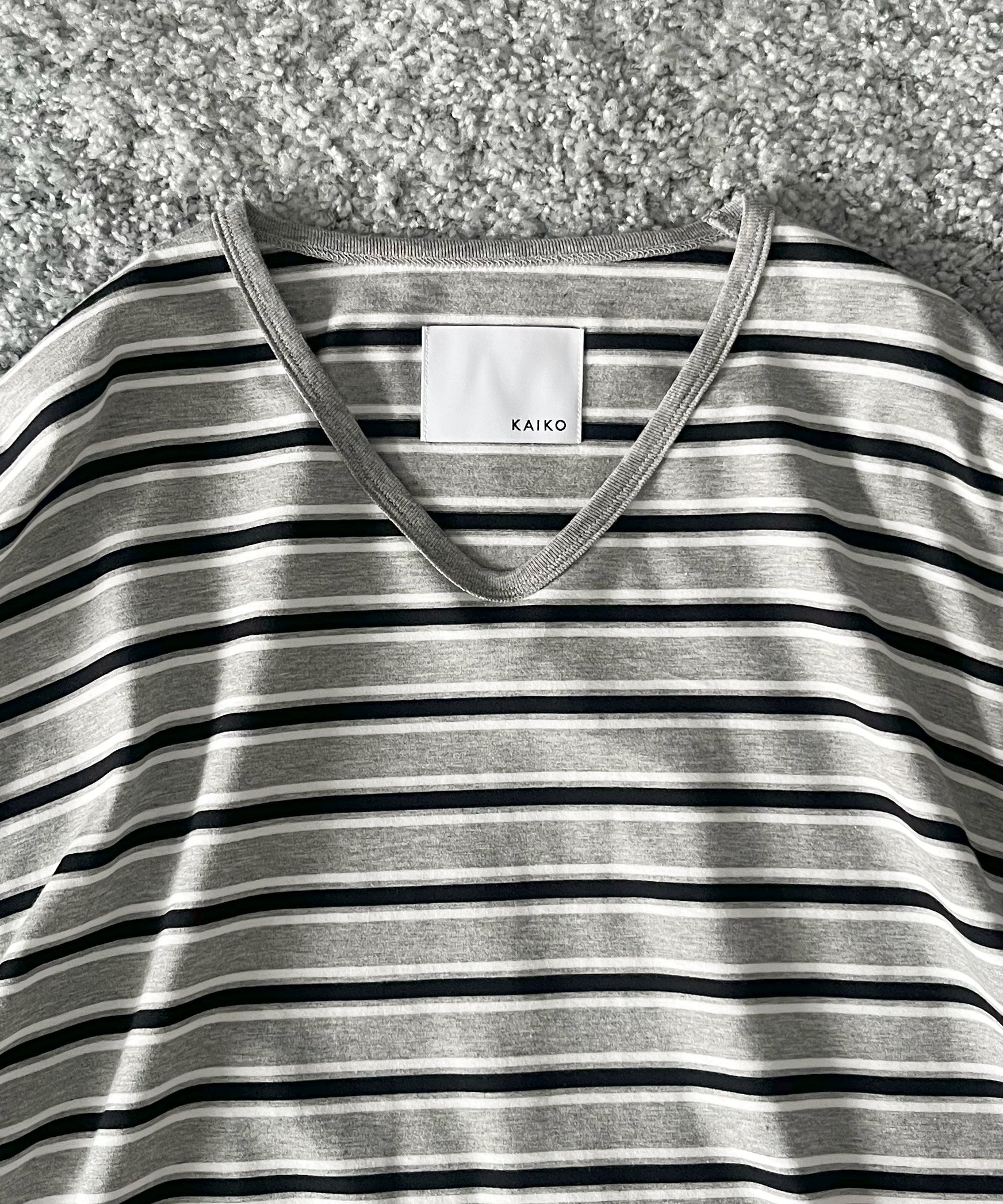 KAIKO V neck border l/s t-shirt “FIGURE”