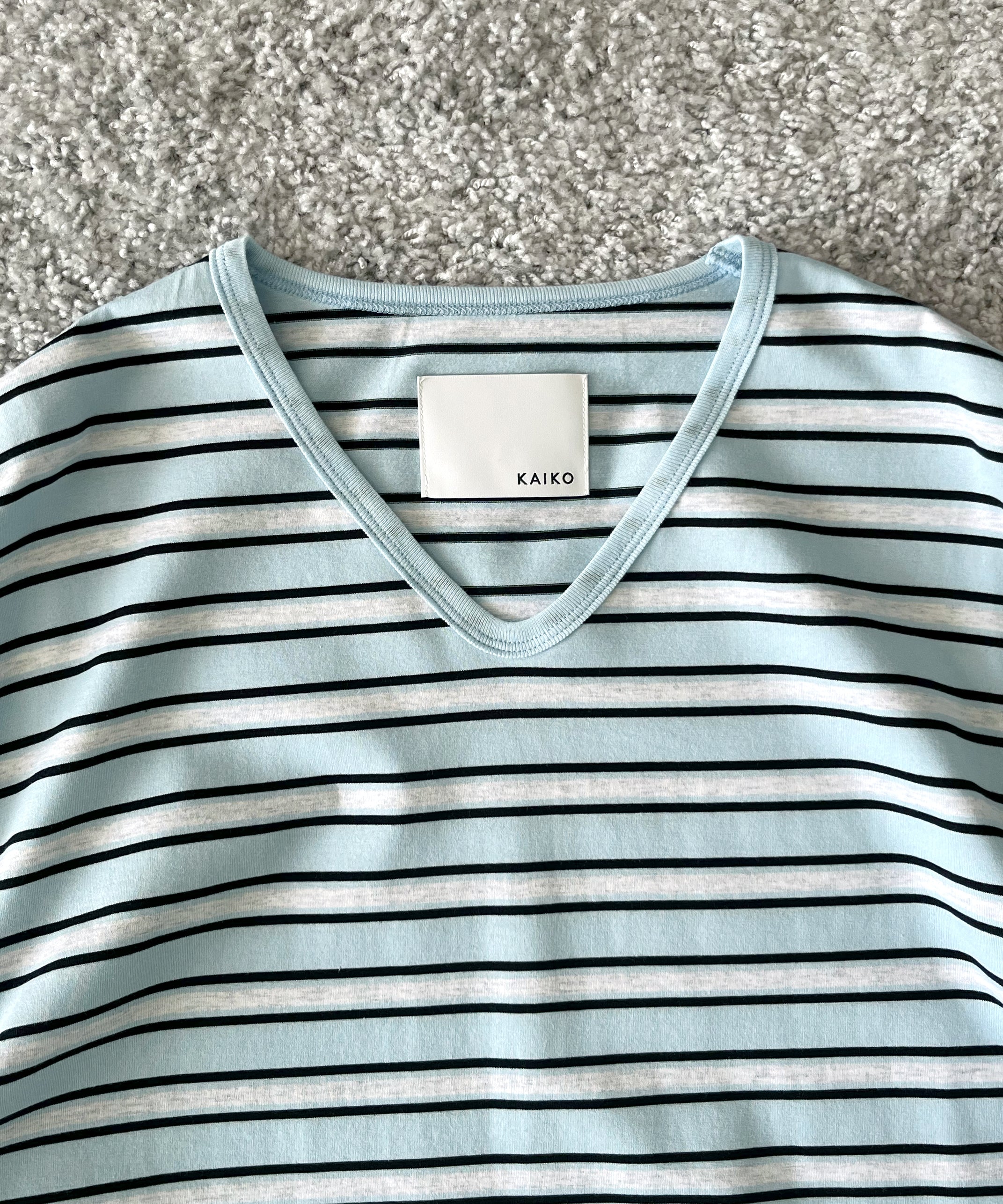KAIKO V neck border t-shirts "SAX"