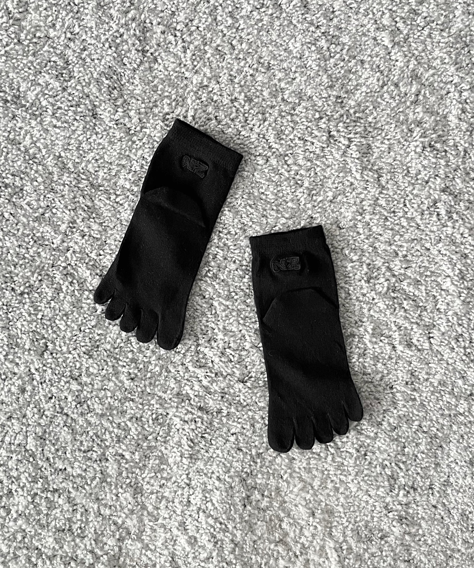 NATASHA ZINKO 3pack toe socks "BLACK"