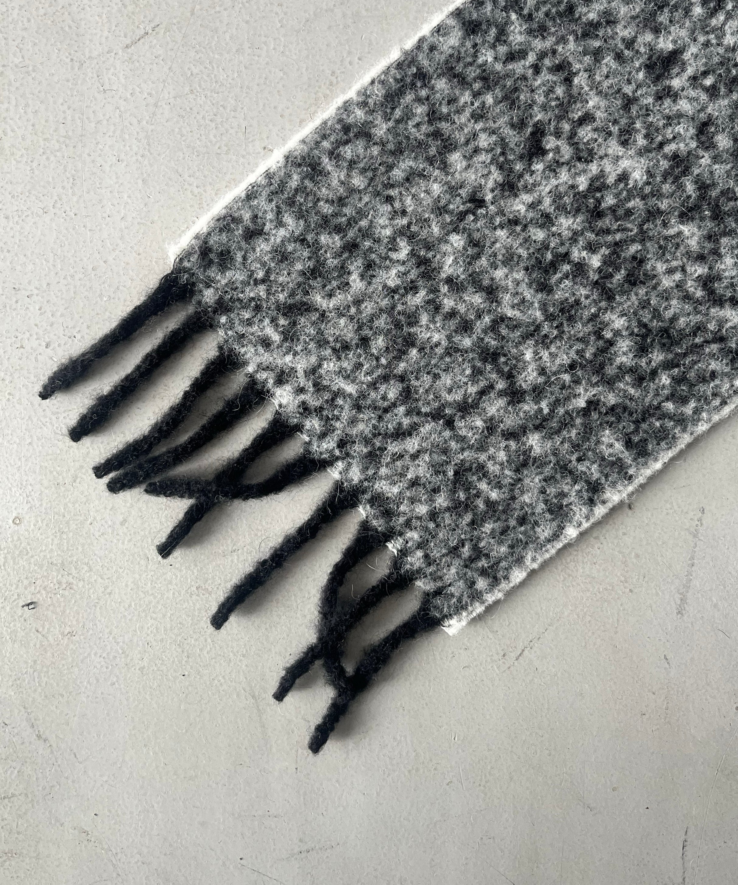 The Inoue Brothers Two colour woolly scarf "BLACK/WHITE"