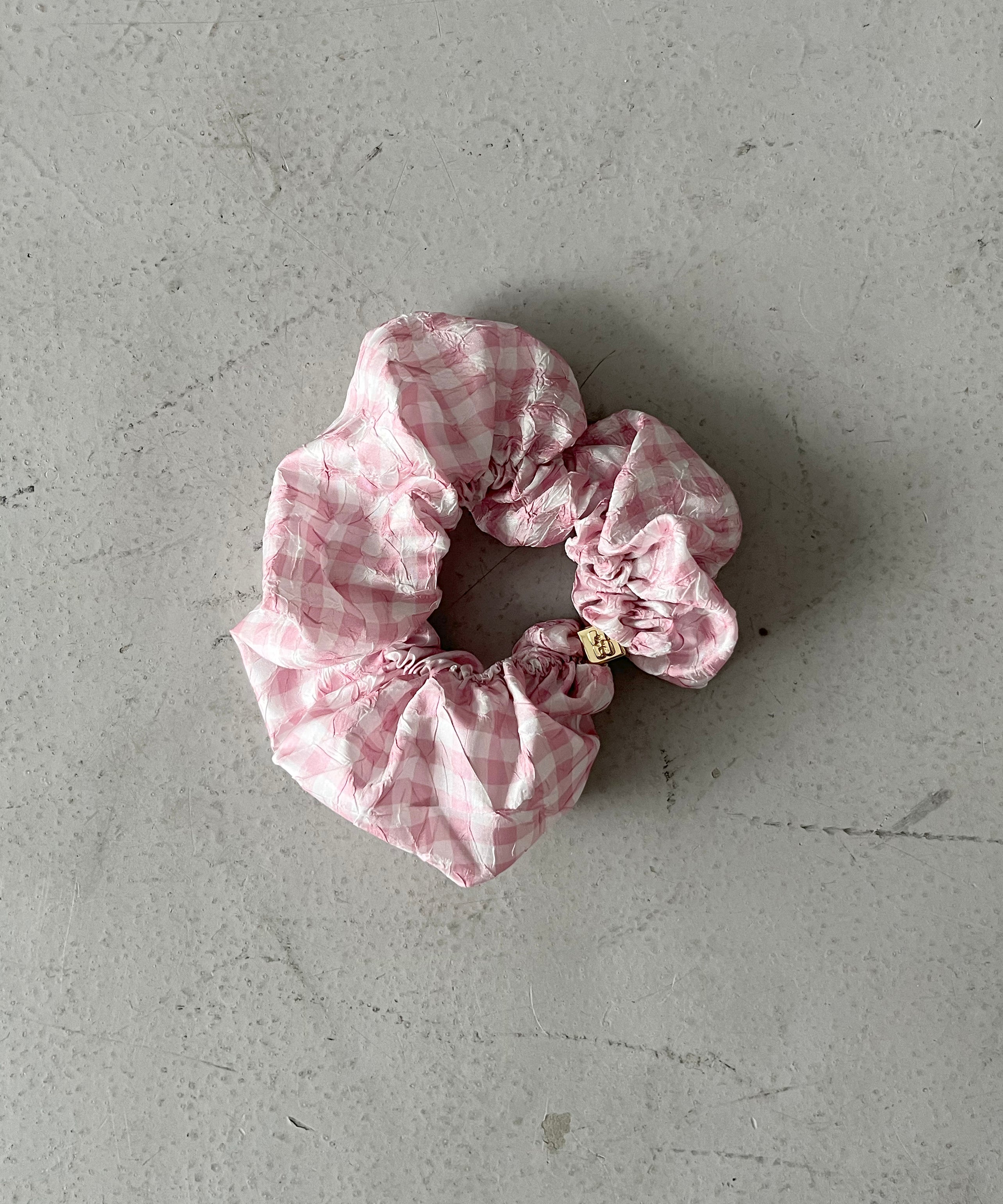 GANNI Shibori pleat scrunchie "BLEACHEDMA"