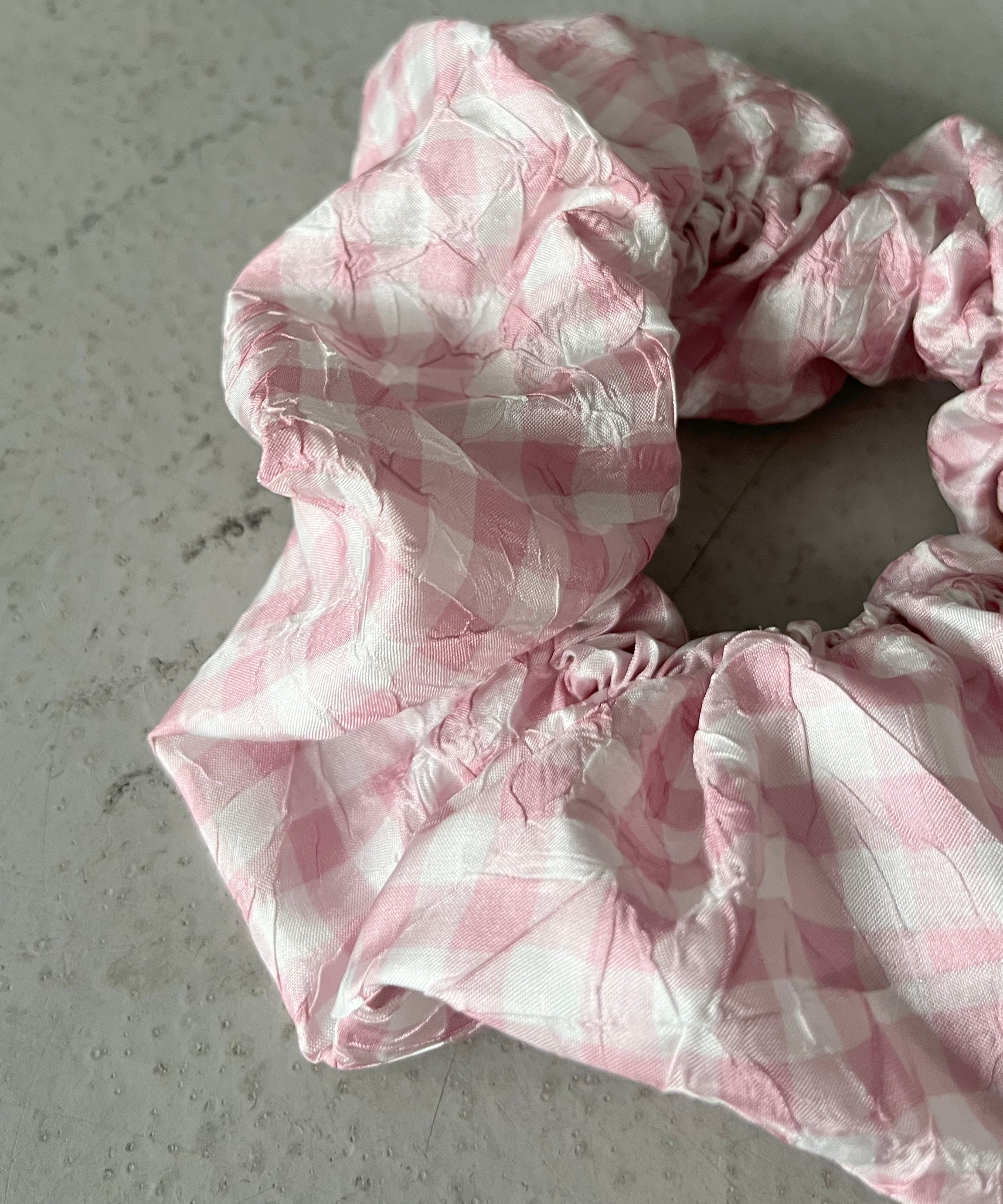 GANNI Shibori pleat scrunchie "BLEACHEDMA"