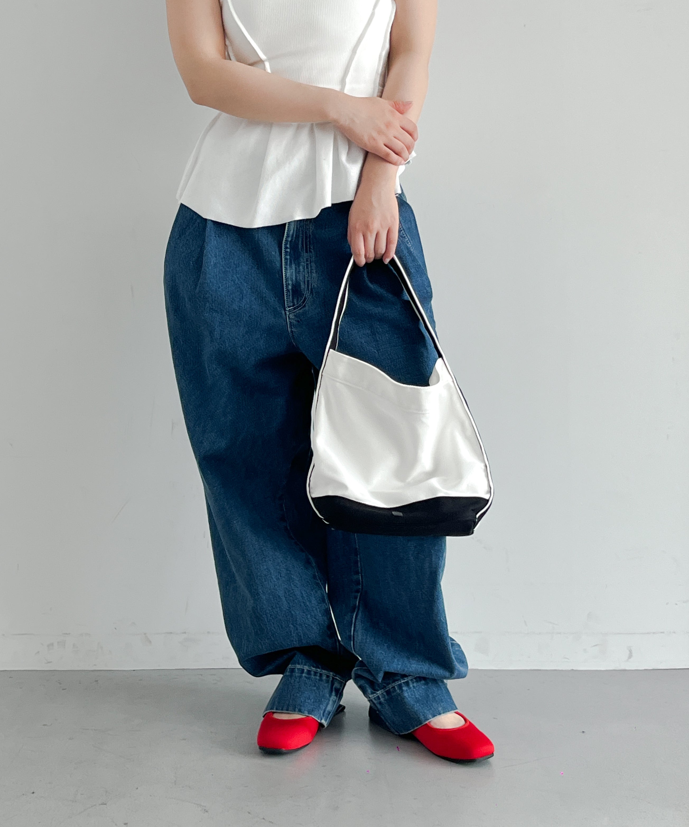 Fax Copy Express Studio contour line bucket bag "WHITE"