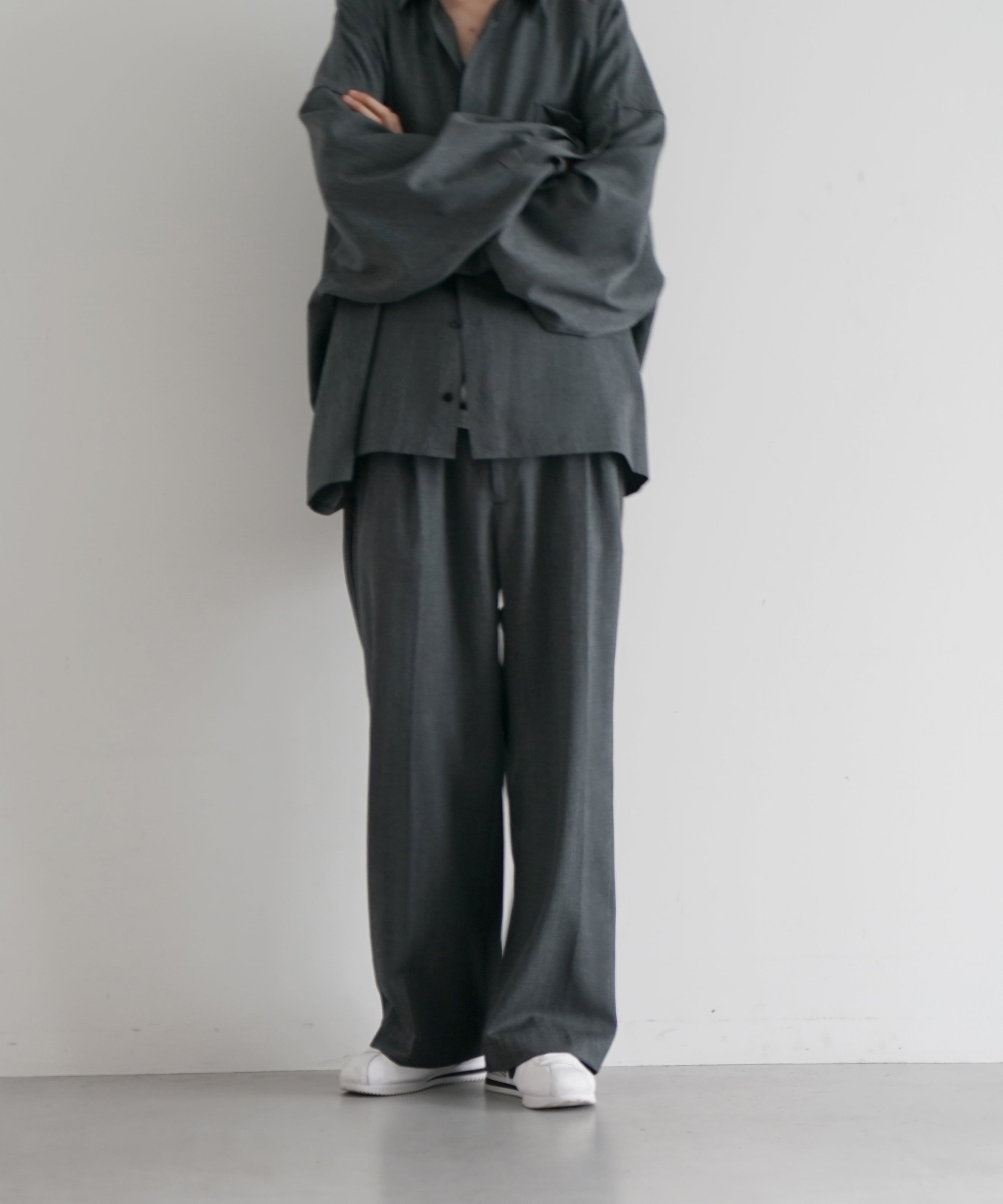 【EXCLUSIVE】WHOWHAT Wool twill trousers "DARK GRAY"