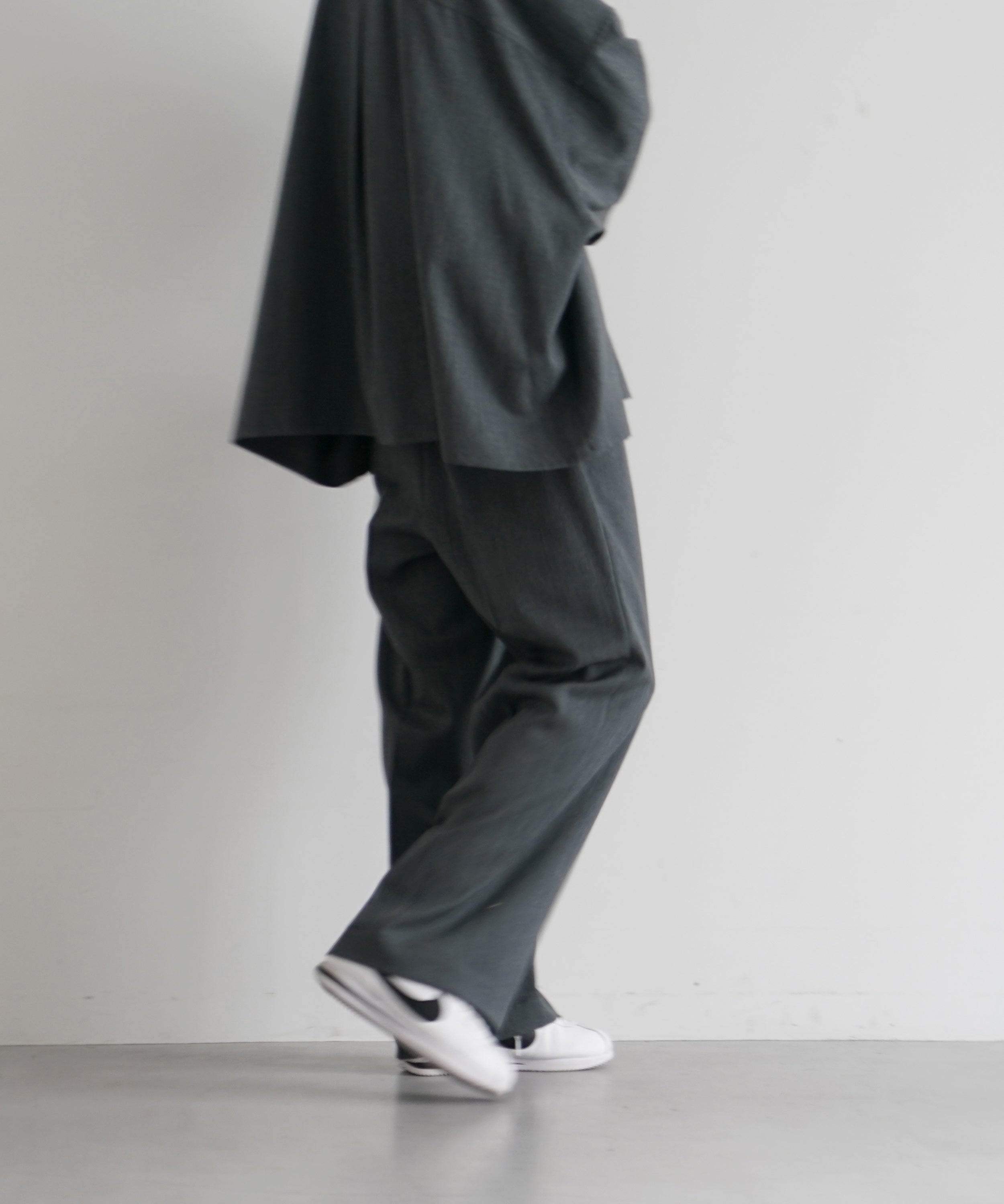 【EXCLUSIVE】WHOWHAT Wool twill trousers "DARK GRAY"