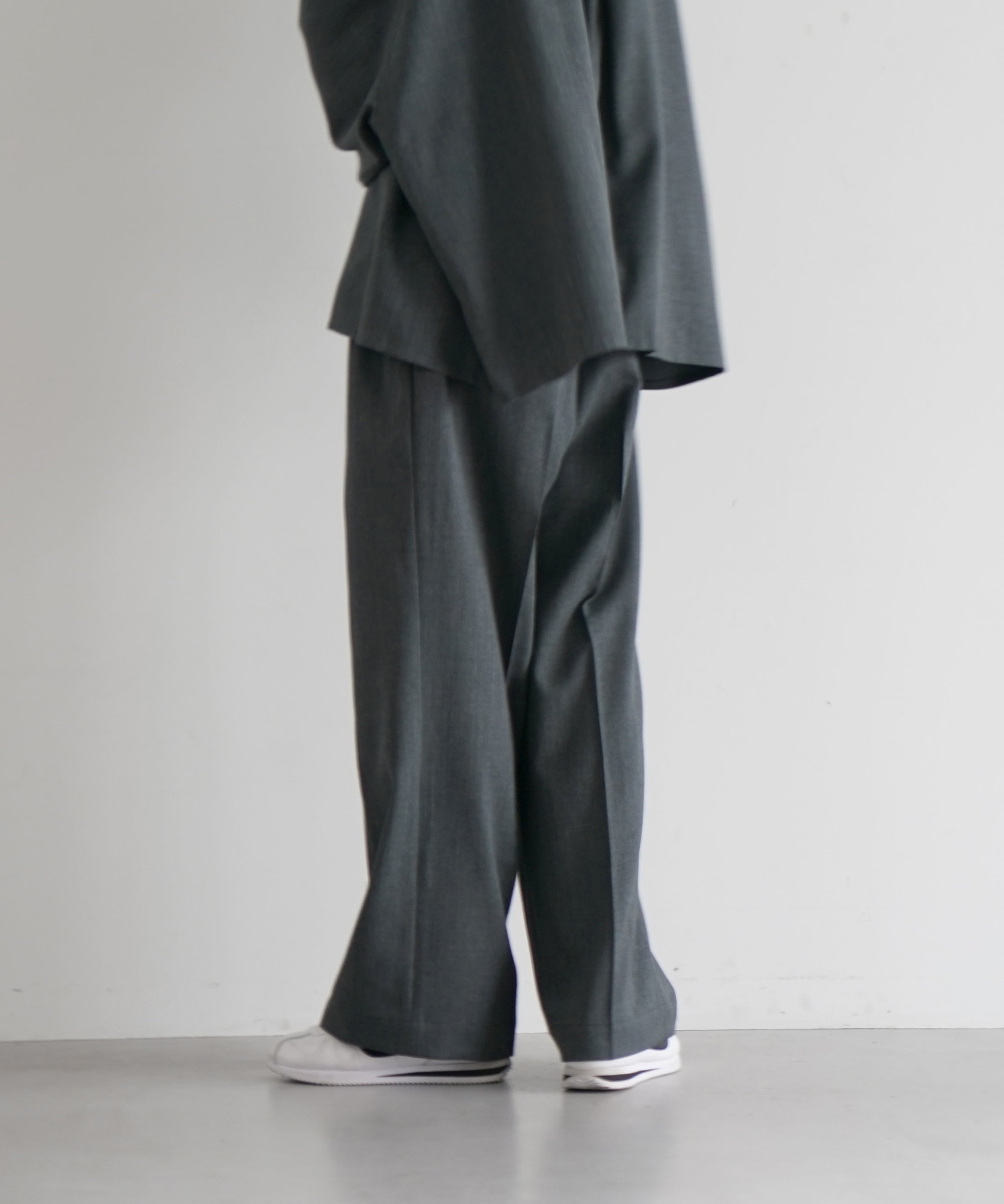 【EXCLUSIVE】WHOWHAT Wool twill trousers "DARK GRAY"