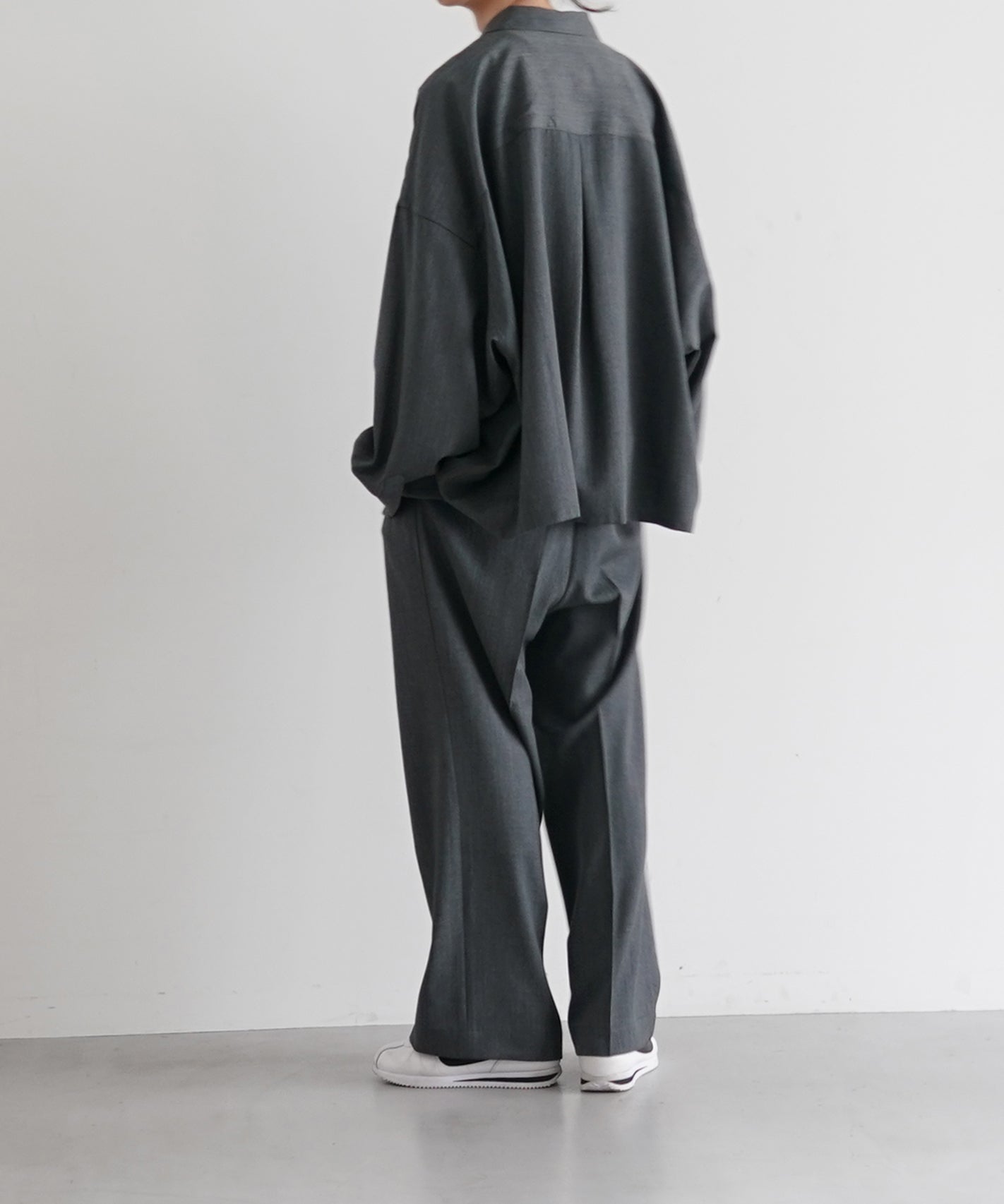 【EXCLUSIVE】WHOWHAT 5x shirt〈short length〉"DARK GRAY"