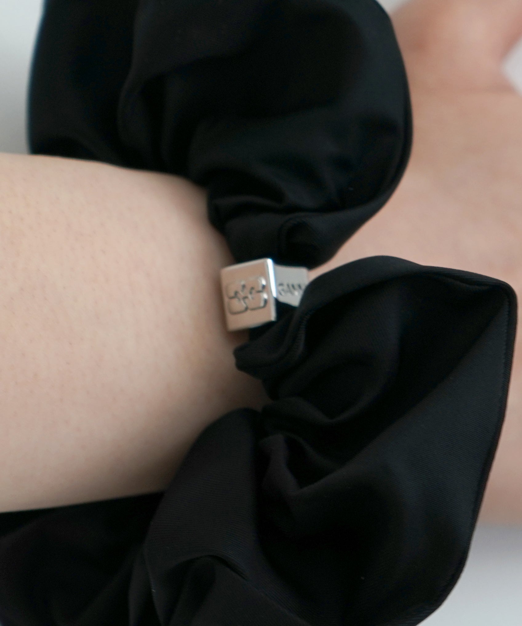 GANNI Duchesse nylon scrunchie "BLACK"